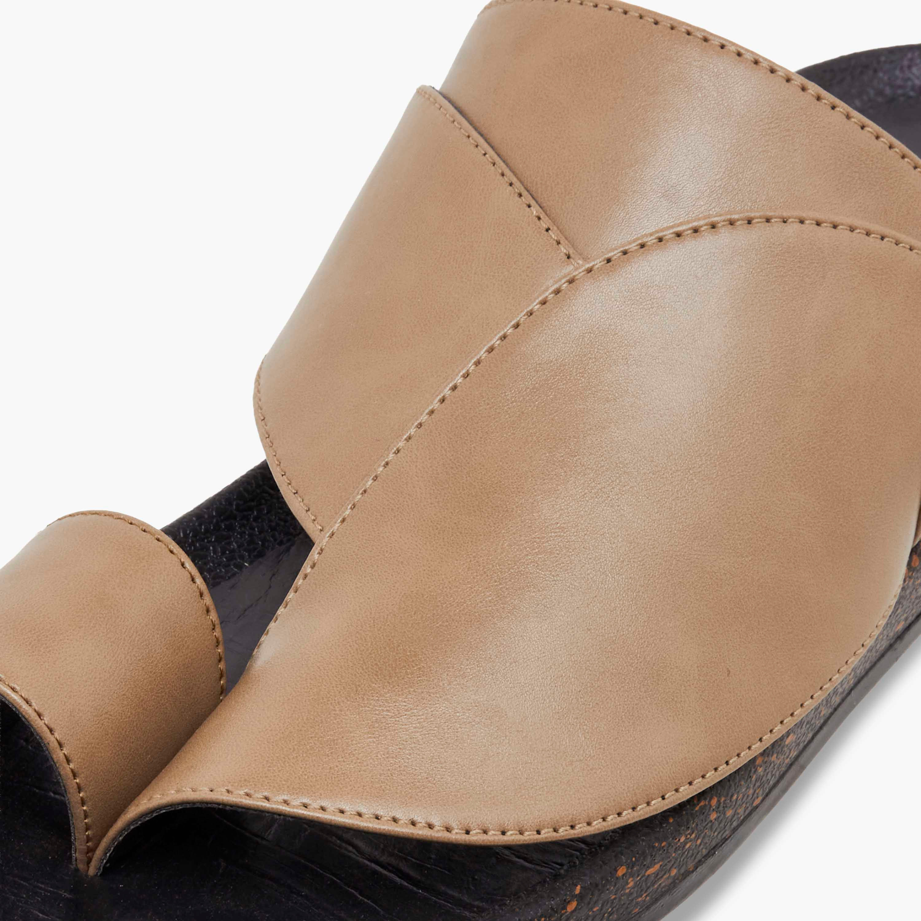 صندل عربي بتفاصيل حلقة إصبع للرجال من إل بي إل من شوإكسبريس-men-shoes-sandals-image-4
