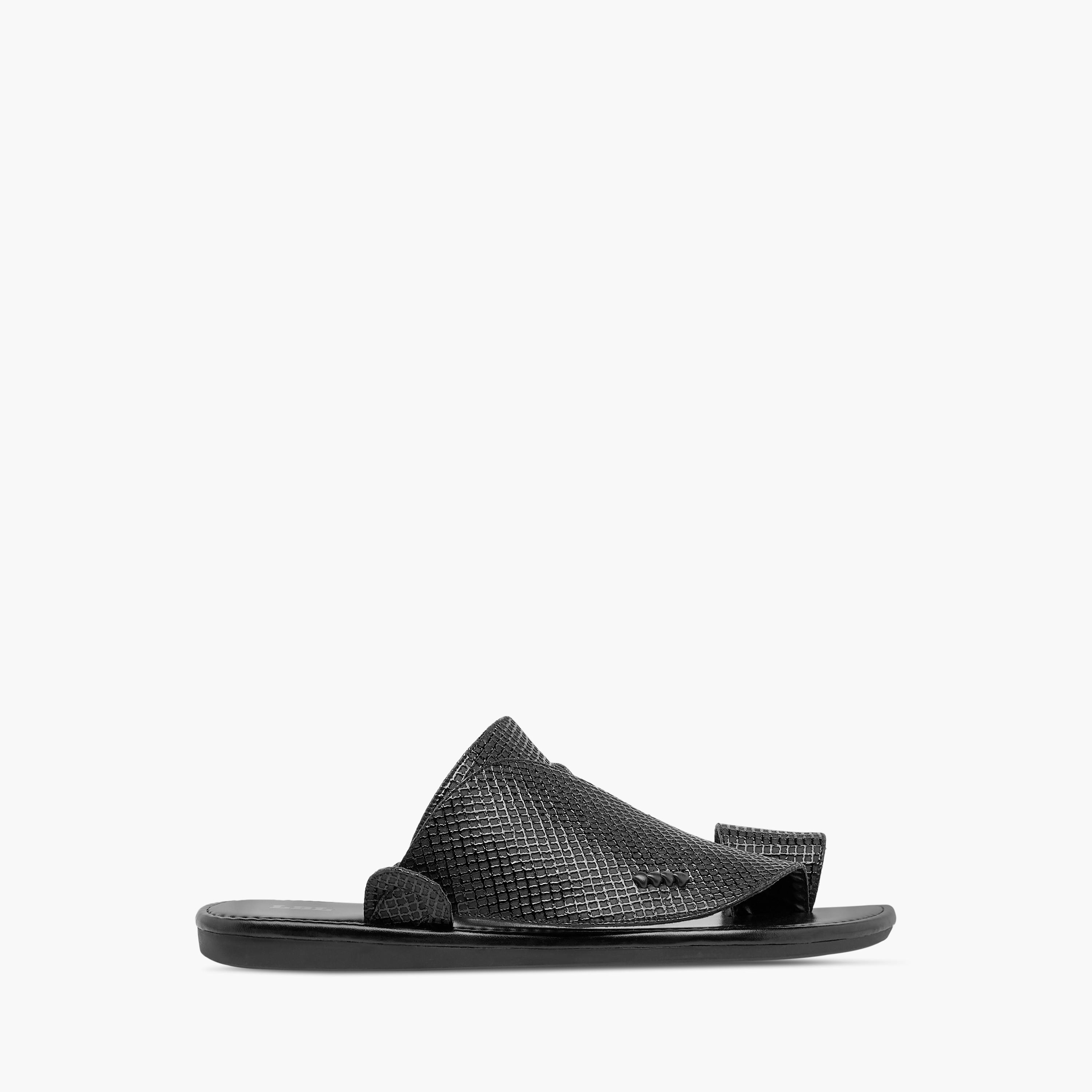 صندل عربي سهل الارتداء بارز الملمس بحلقة إصبع من إل بي إل من شو إكسبريس-men-shoes-sandals-image-2