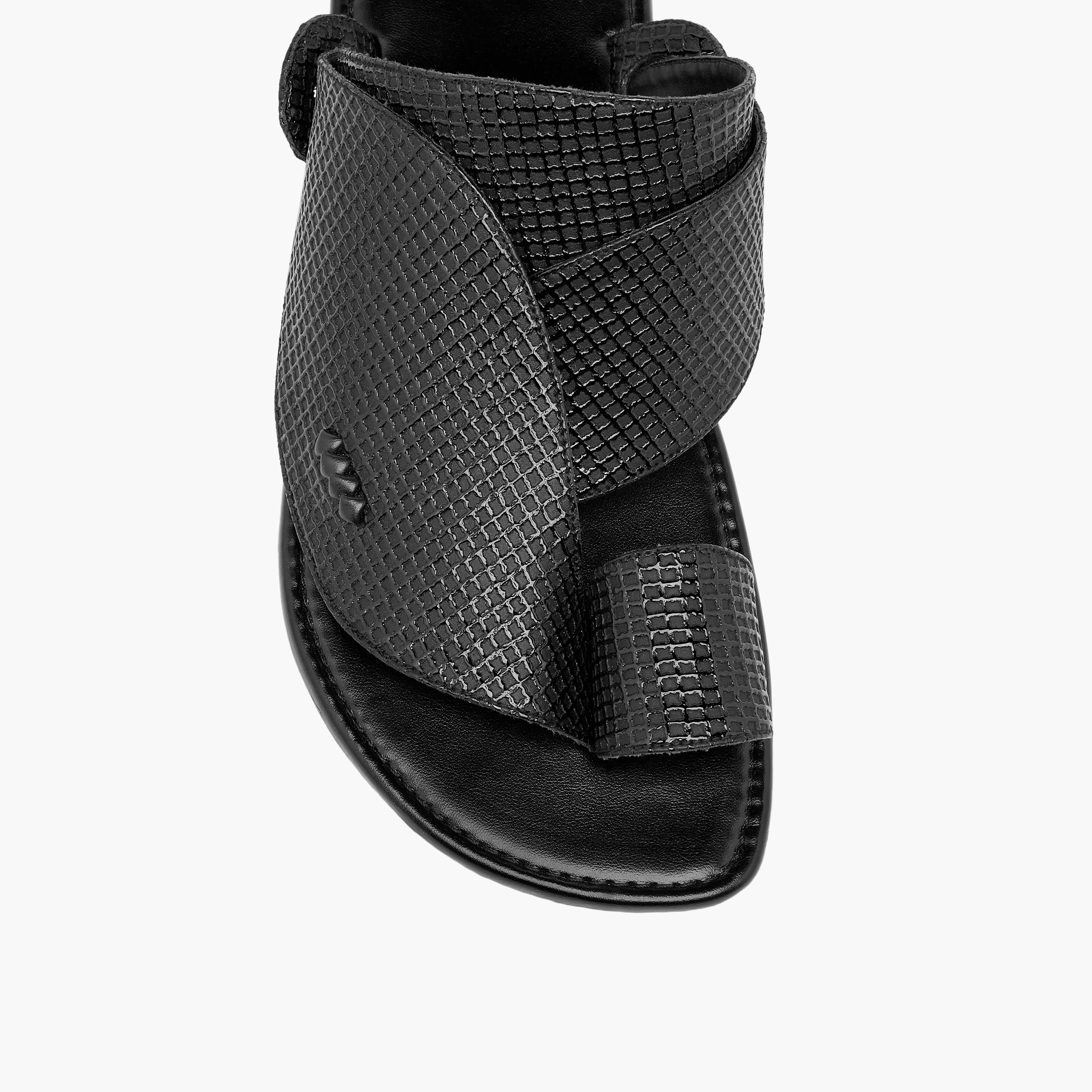 صندل عربي سهل الارتداء بارز الملمس بحلقة إصبع من إل بي إل من شو إكسبريس-men-shoes-sandals-image-3