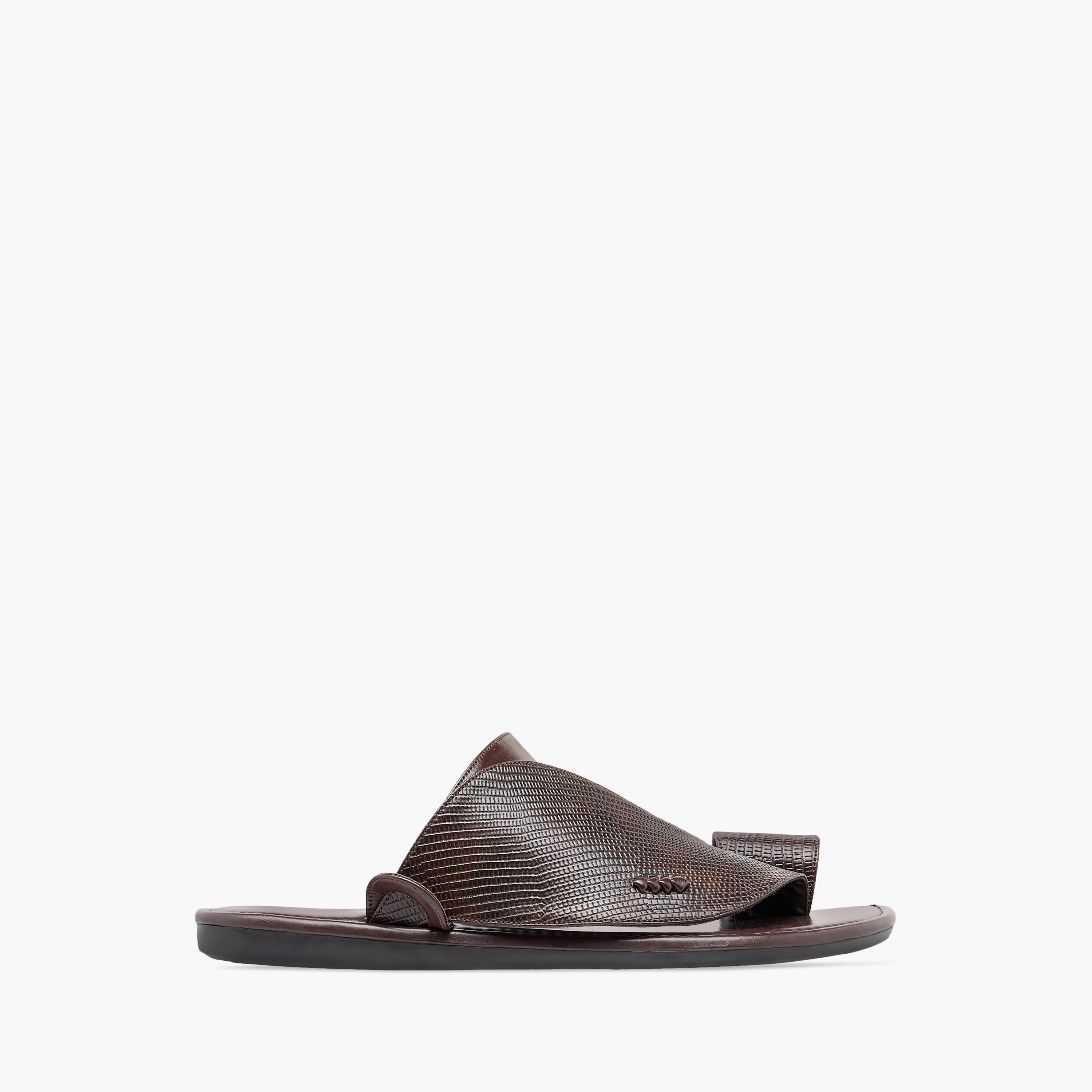 صندل عربي سهل الارتداء بارز الملمس بحلقة إصبع من إل بي إل من شو إكسبريس-men-shoes-sandals-image-2