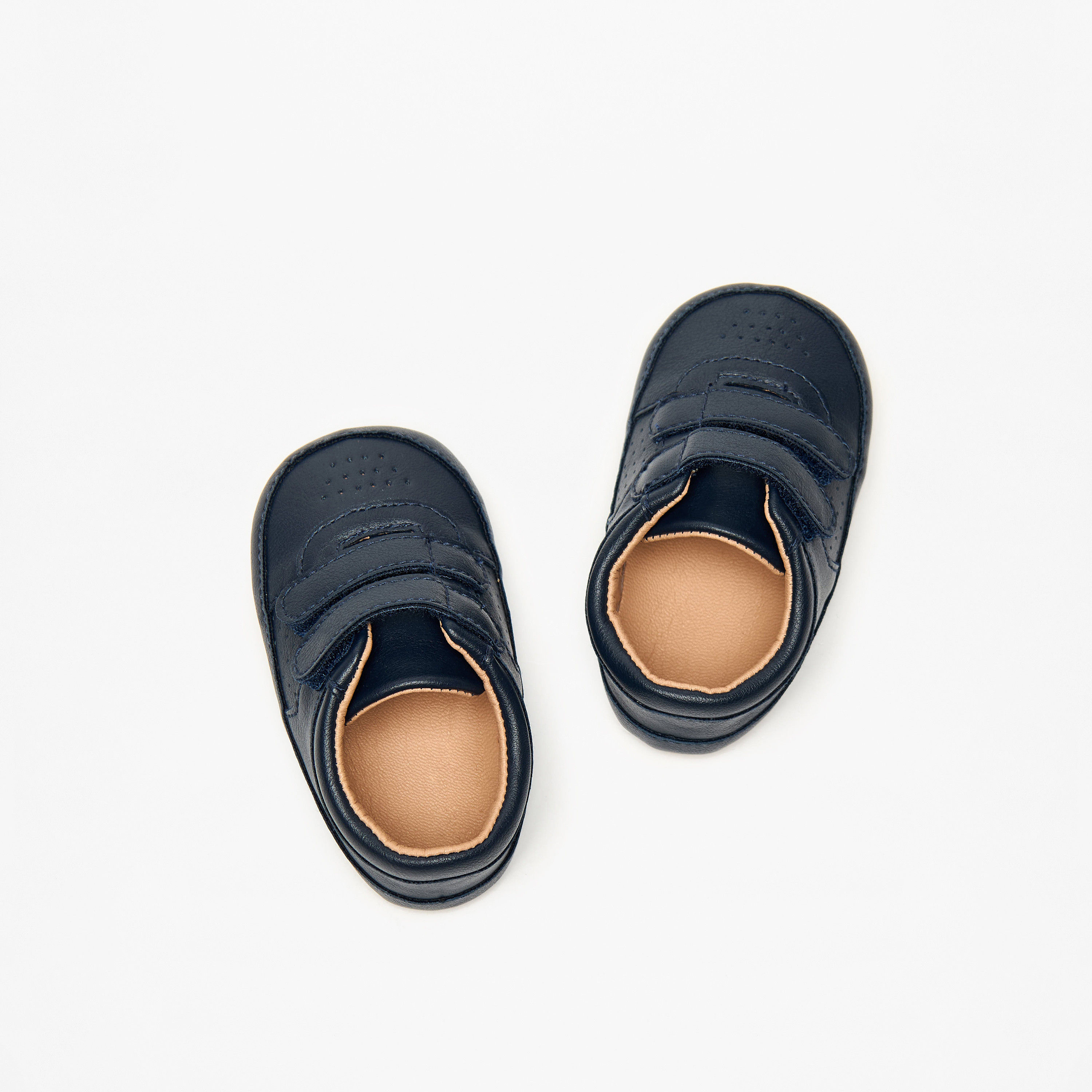 بوت سادة بتفاصيل مُثقبّة وشريط إغلاق من بيرفيت-baby-boys-shoes-booties-image-1