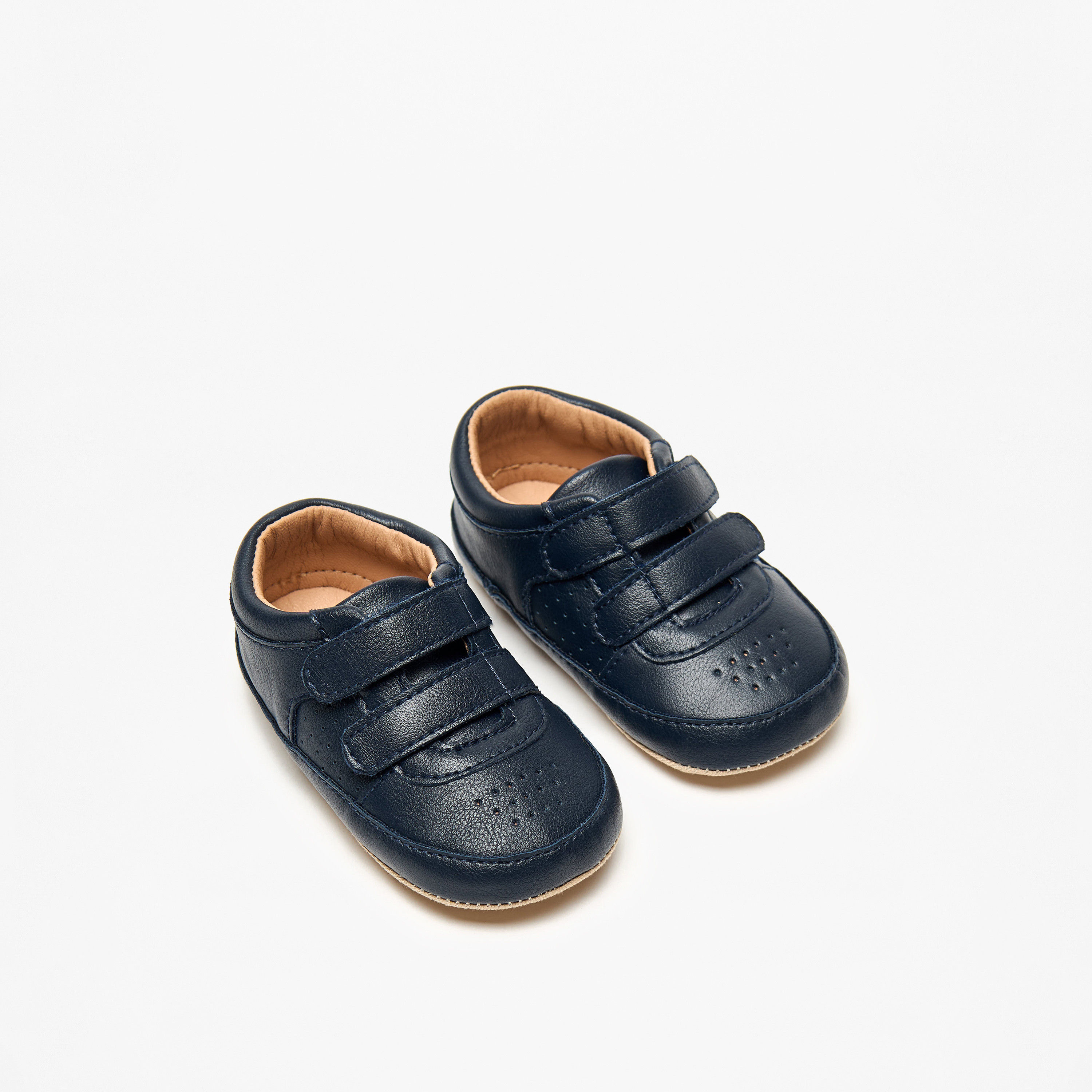 بوت سادة بتفاصيل مُثقبّة وشريط إغلاق من بيرفيت-baby-boys-shoes-booties-image-2