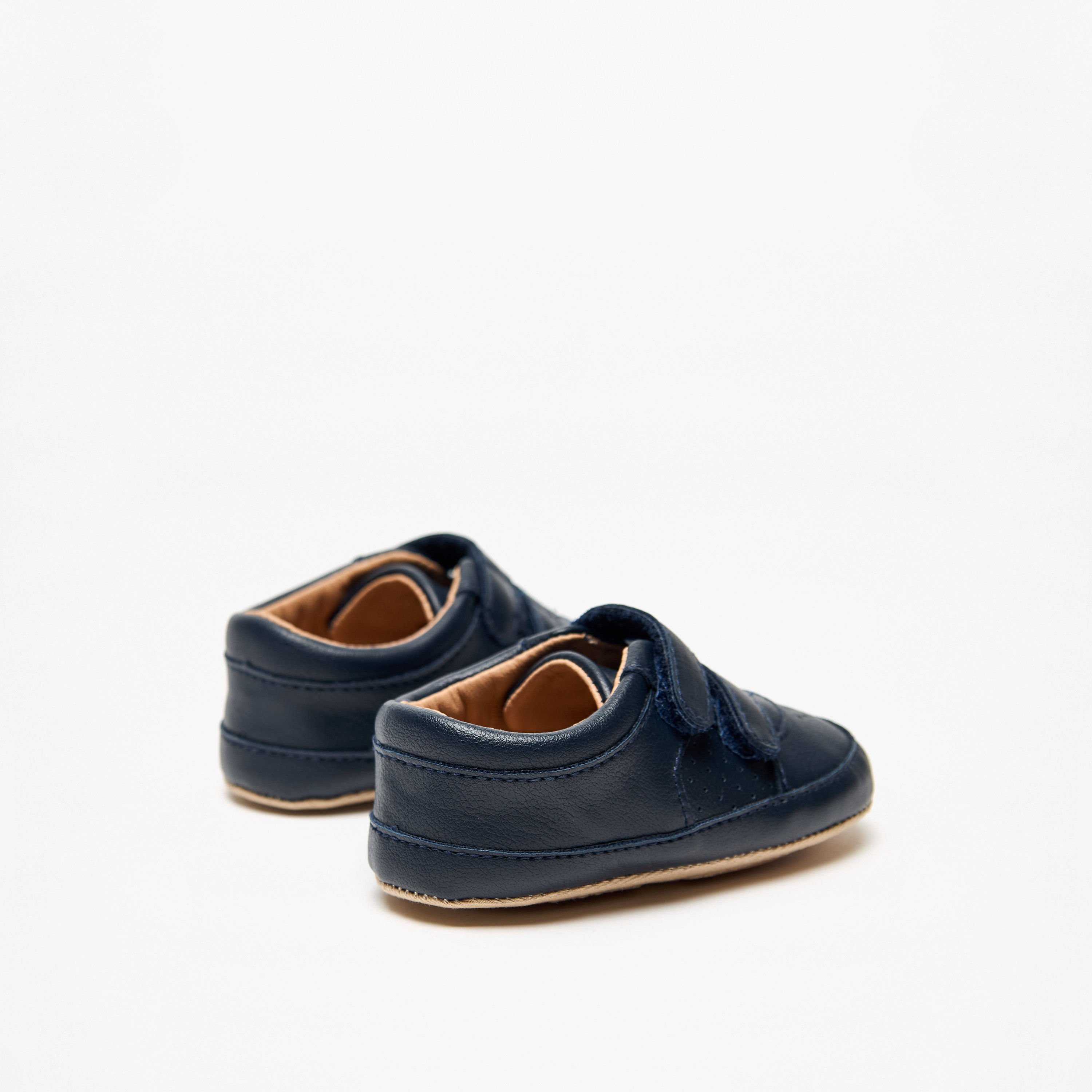 بوت سادة بتفاصيل مُثقبّة وشريط إغلاق من بيرفيت-baby-boys-shoes-booties-image-4