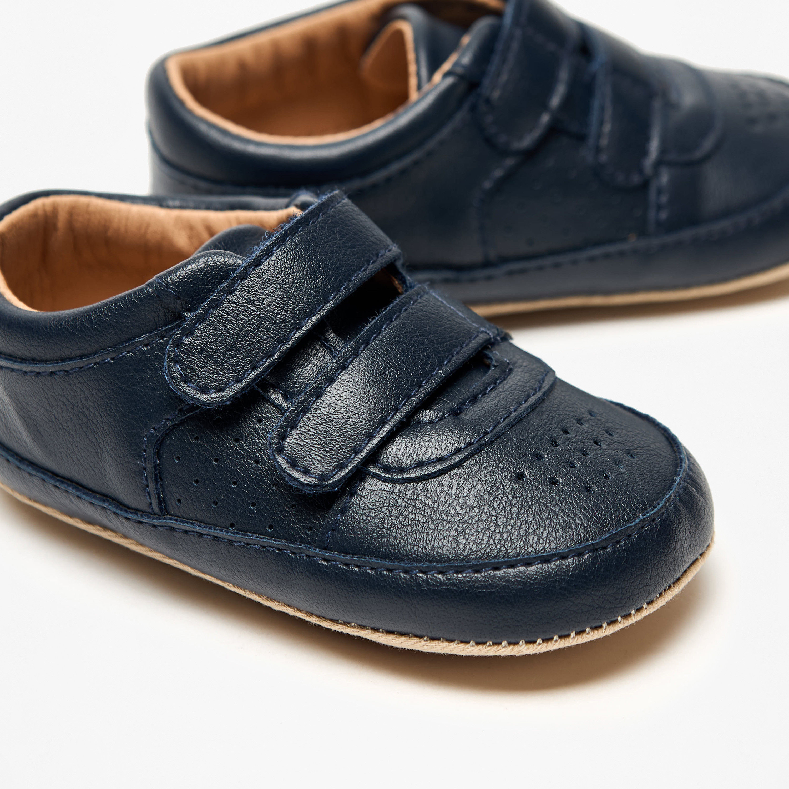 بوت سادة بتفاصيل مُثقبّة وشريط إغلاق من بيرفيت-baby-boys-shoes-booties-image-5
