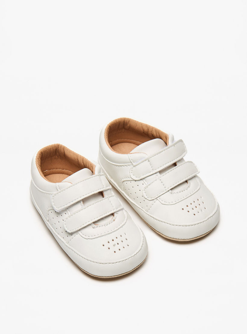 بوت سادة بتفاصيل مُثقبّة وشريط إغلاق من بيرفيت-baby-boys-shoes-booties-image-2