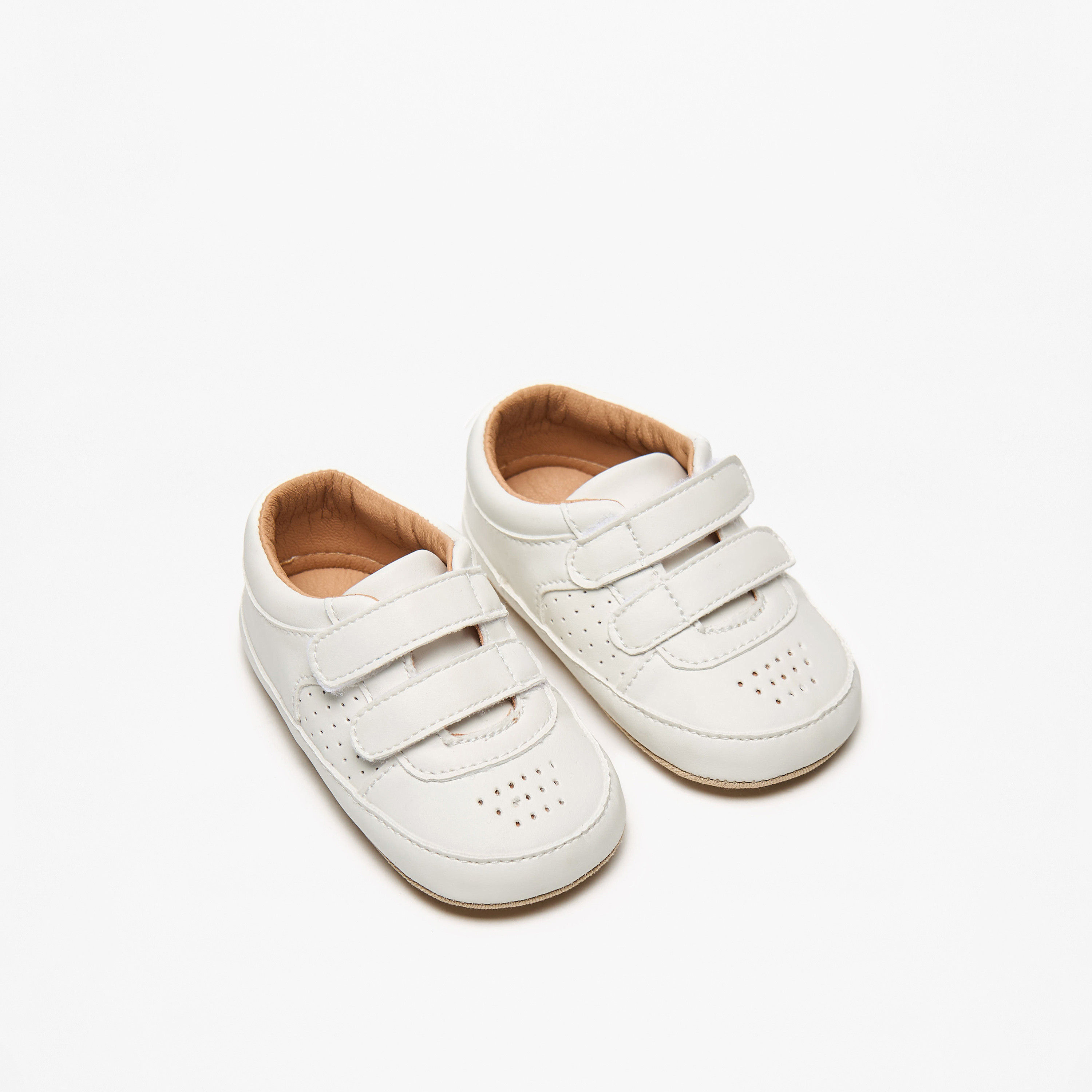 بوت سادة بتفاصيل مُثقبّة وشريط إغلاق من بيرفيت-baby-boys-shoes-booties-image-7