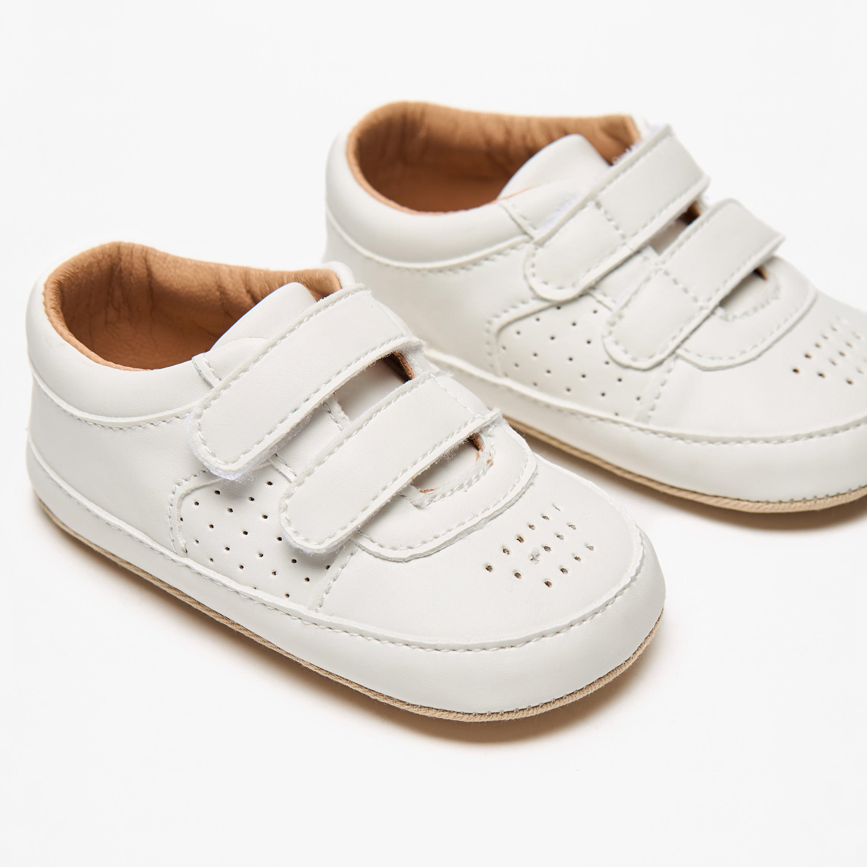 بوت سادة بتفاصيل مُثقبّة وشريط إغلاق من بيرفيت-baby-boys-shoes-booties-image-3