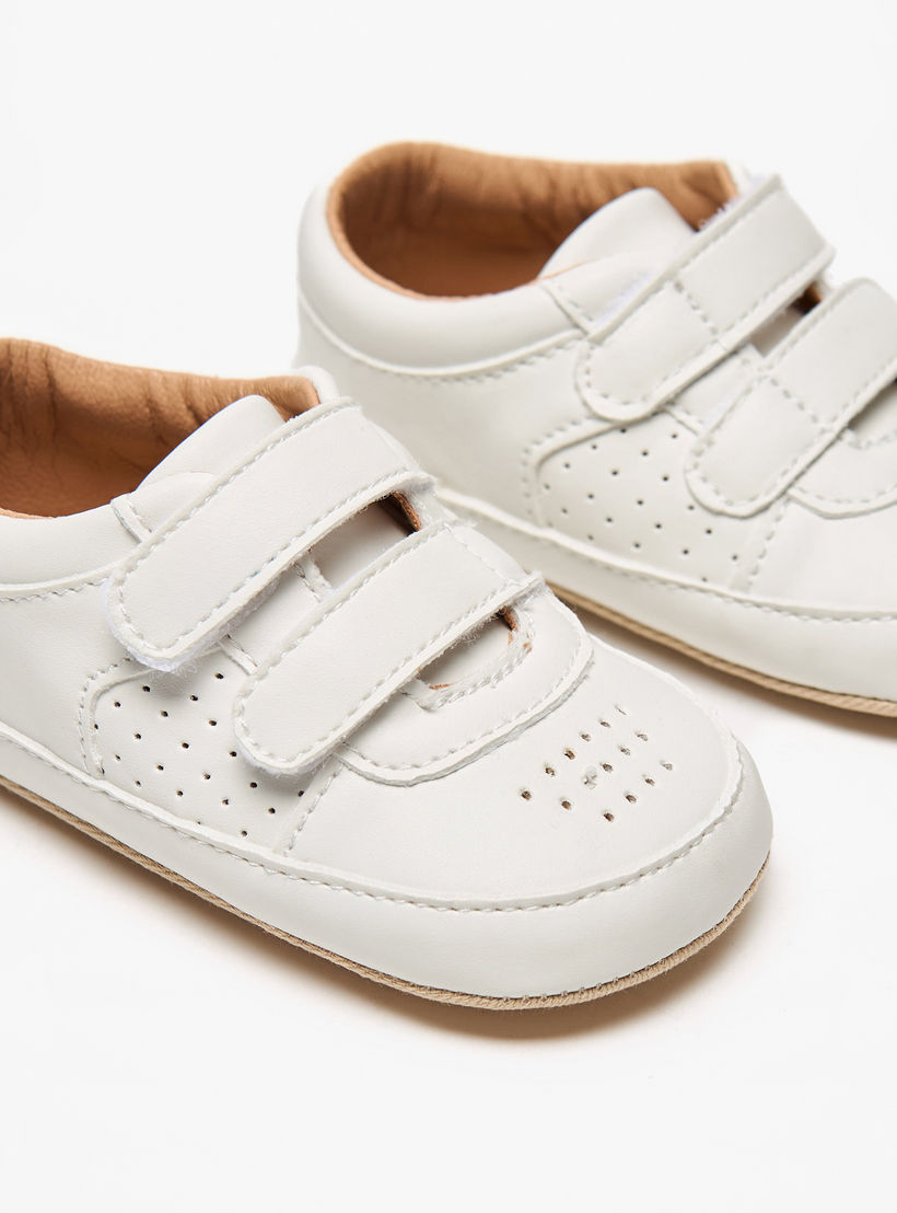 بوت سادة بتفاصيل مُثقبّة وشريط إغلاق من بيرفيت-baby-boys-shoes-booties-image-3