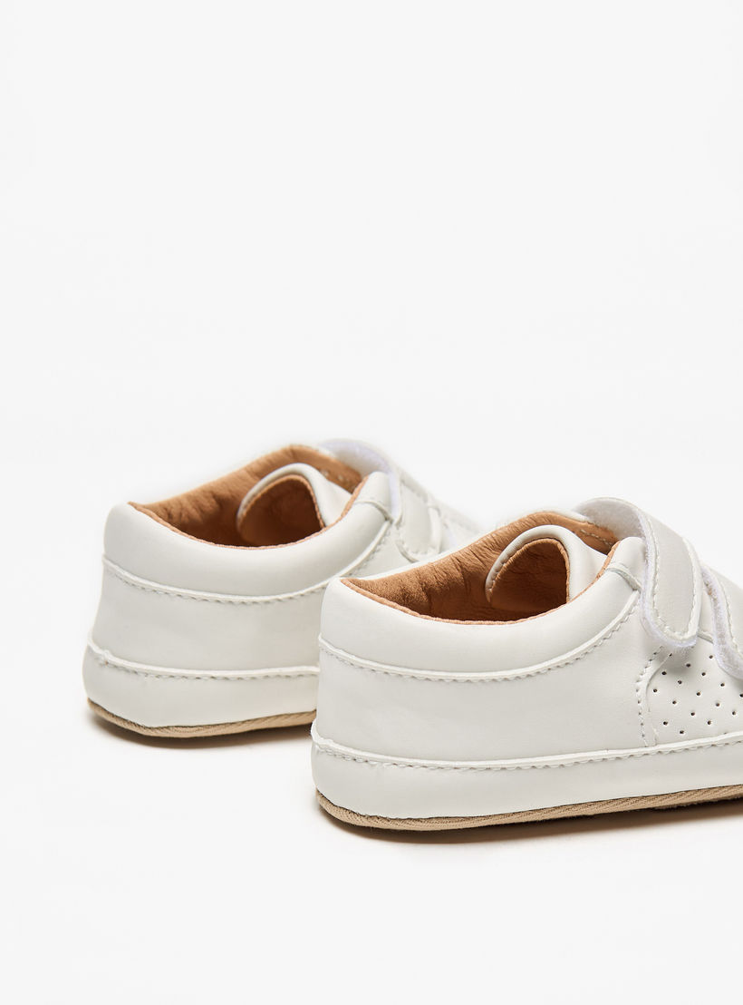 بوت سادة بتفاصيل مُثقبّة وشريط إغلاق من بيرفيت-baby-boys-shoes-booties-image-4