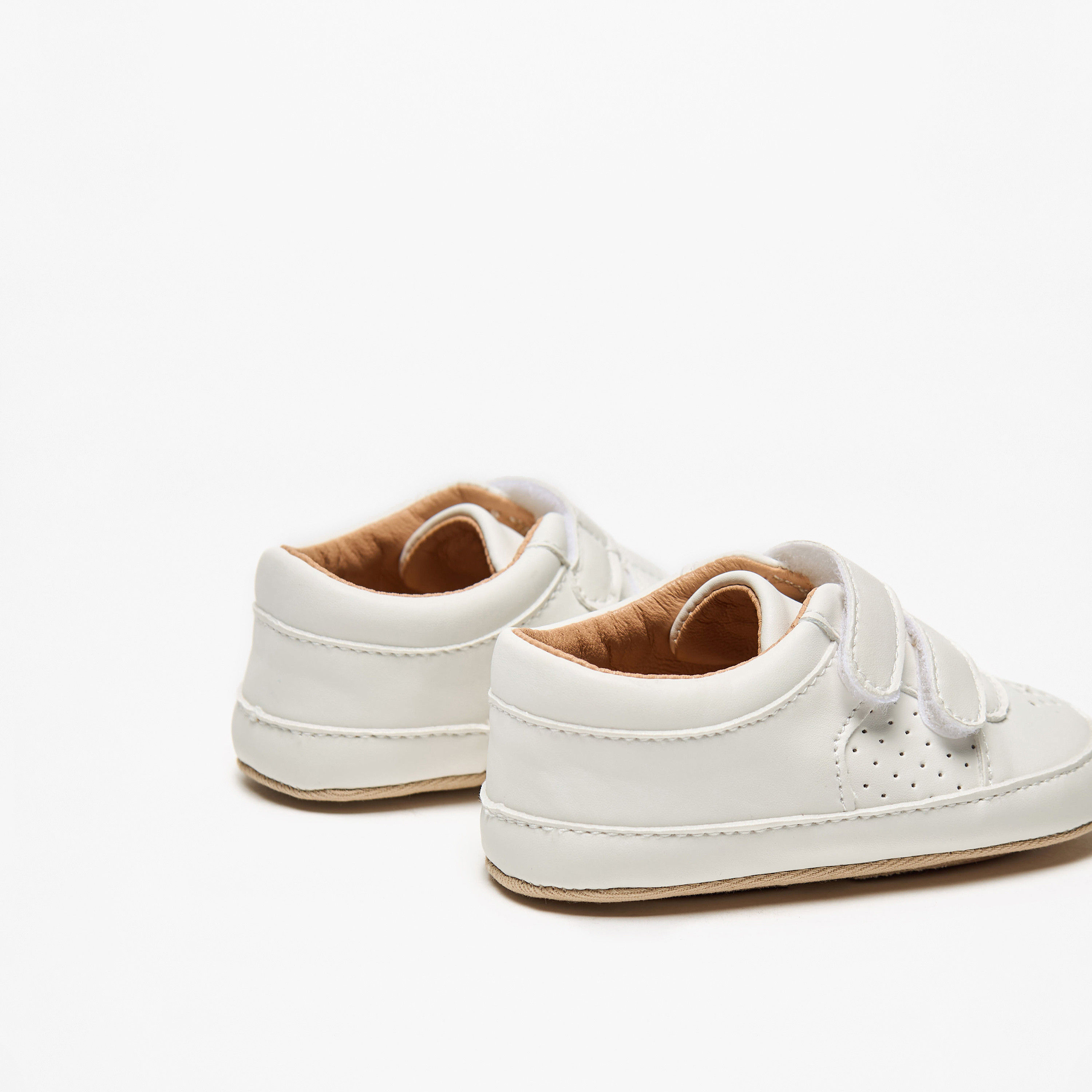 بوت سادة بتفاصيل مُثقبّة وشريط إغلاق من بيرفيت-baby-boys-shoes-booties-image-9