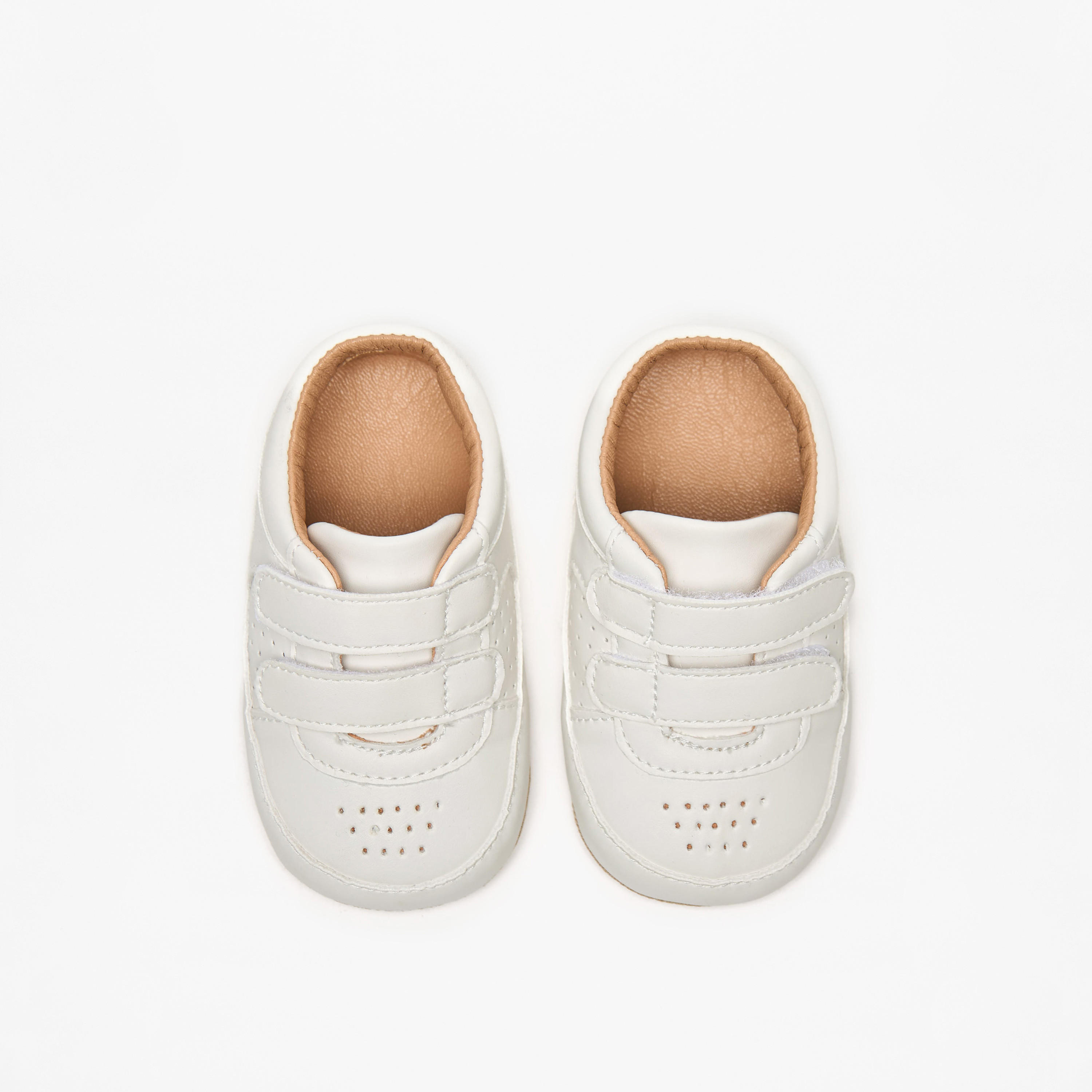 بوت سادة بتفاصيل مُثقبّة وشريط إغلاق من بيرفيت-baby-boys-shoes-booties-image-5