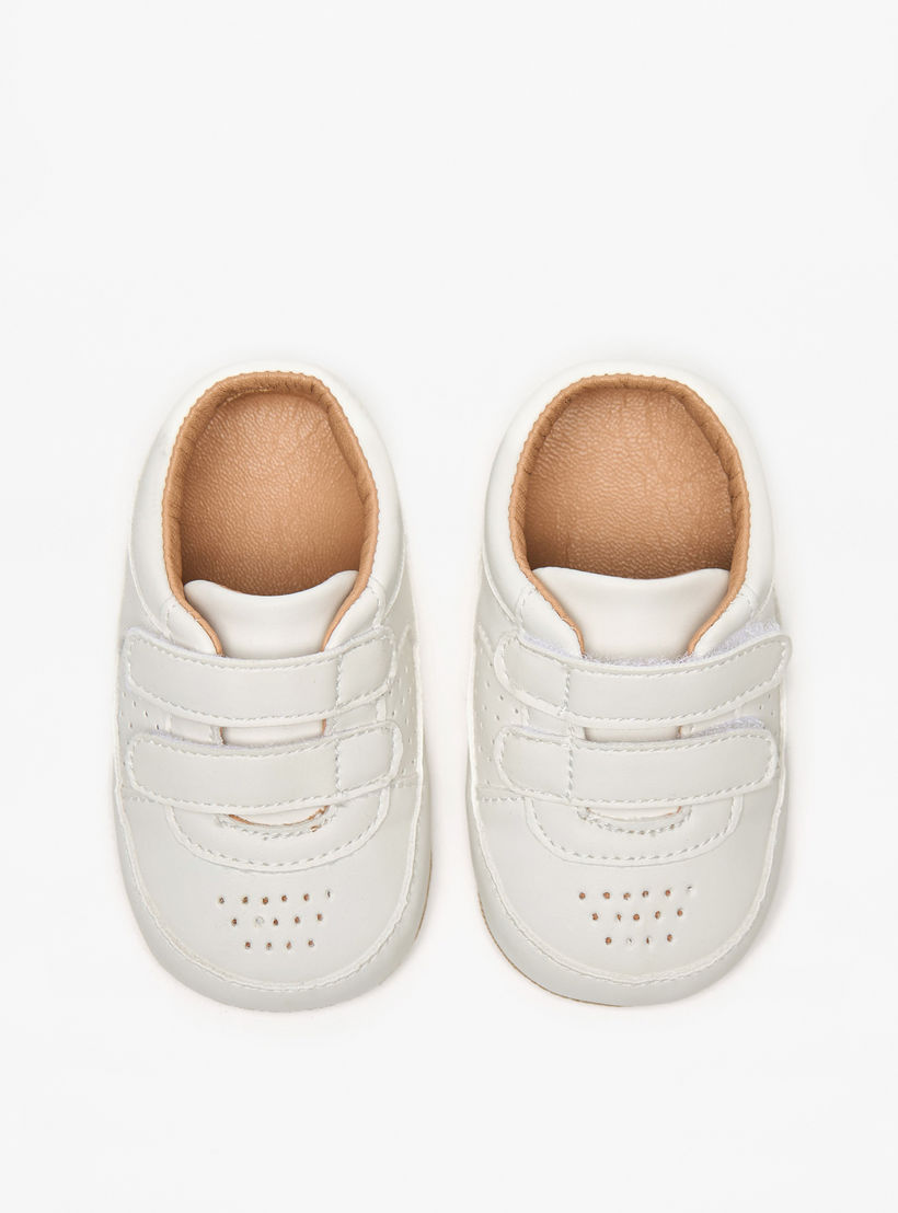 بوت سادة بتفاصيل مُثقبّة وشريط إغلاق من بيرفيت-baby-boys-shoes-booties-image-5