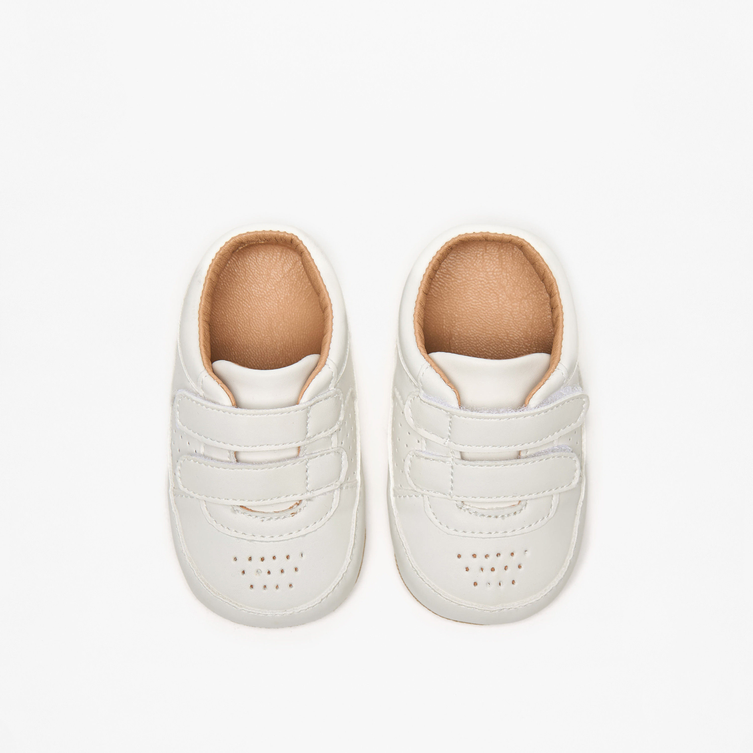 بوت سادة بتفاصيل مُثقبّة وشريط إغلاق من بيرفيت-baby-boys-shoes-booties-image-10