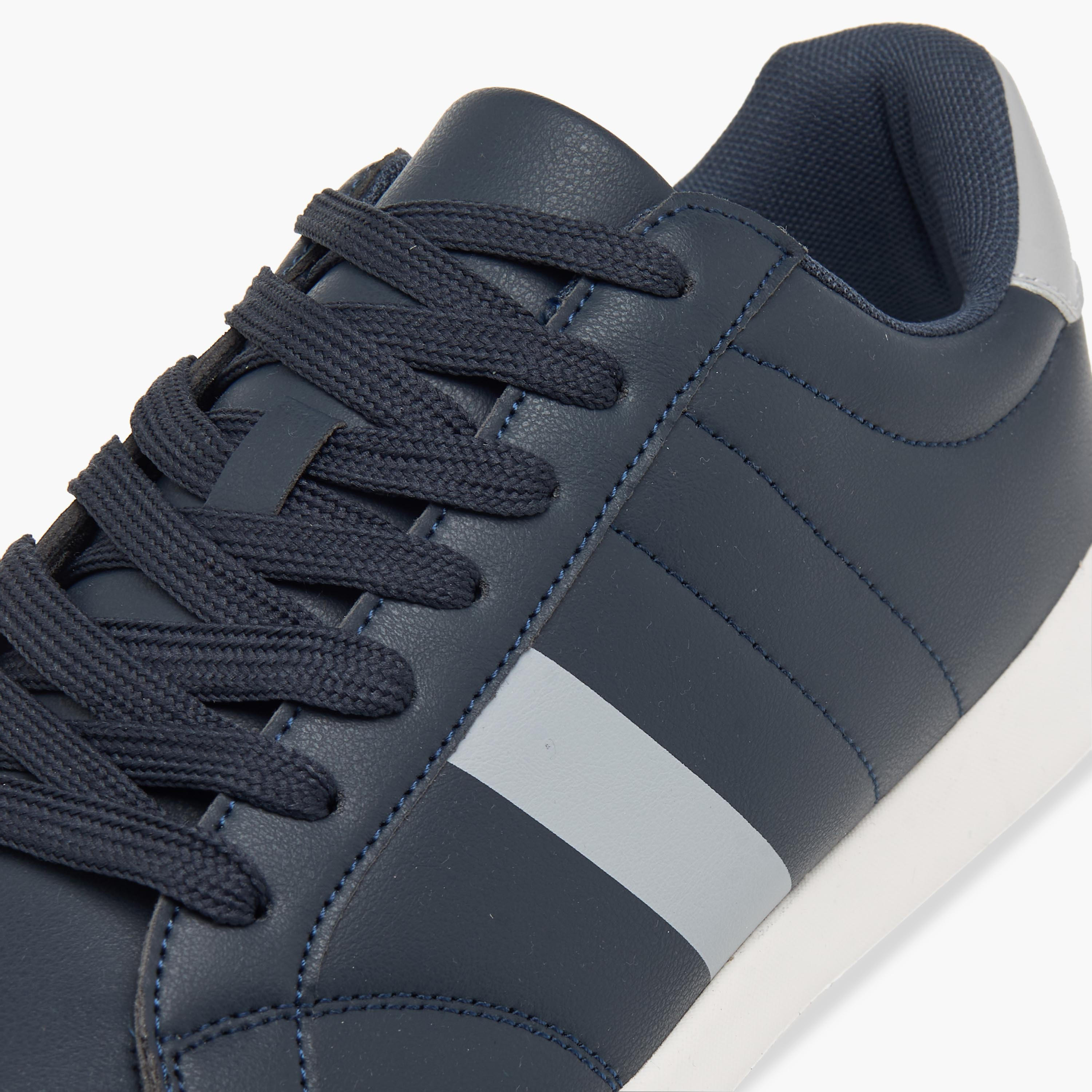 حذاء سنيكرز بتفاصيل خطوط ورباط إغلاق من إل بي إل من شو إكسبريس-men-shoes-sneakers-image-9