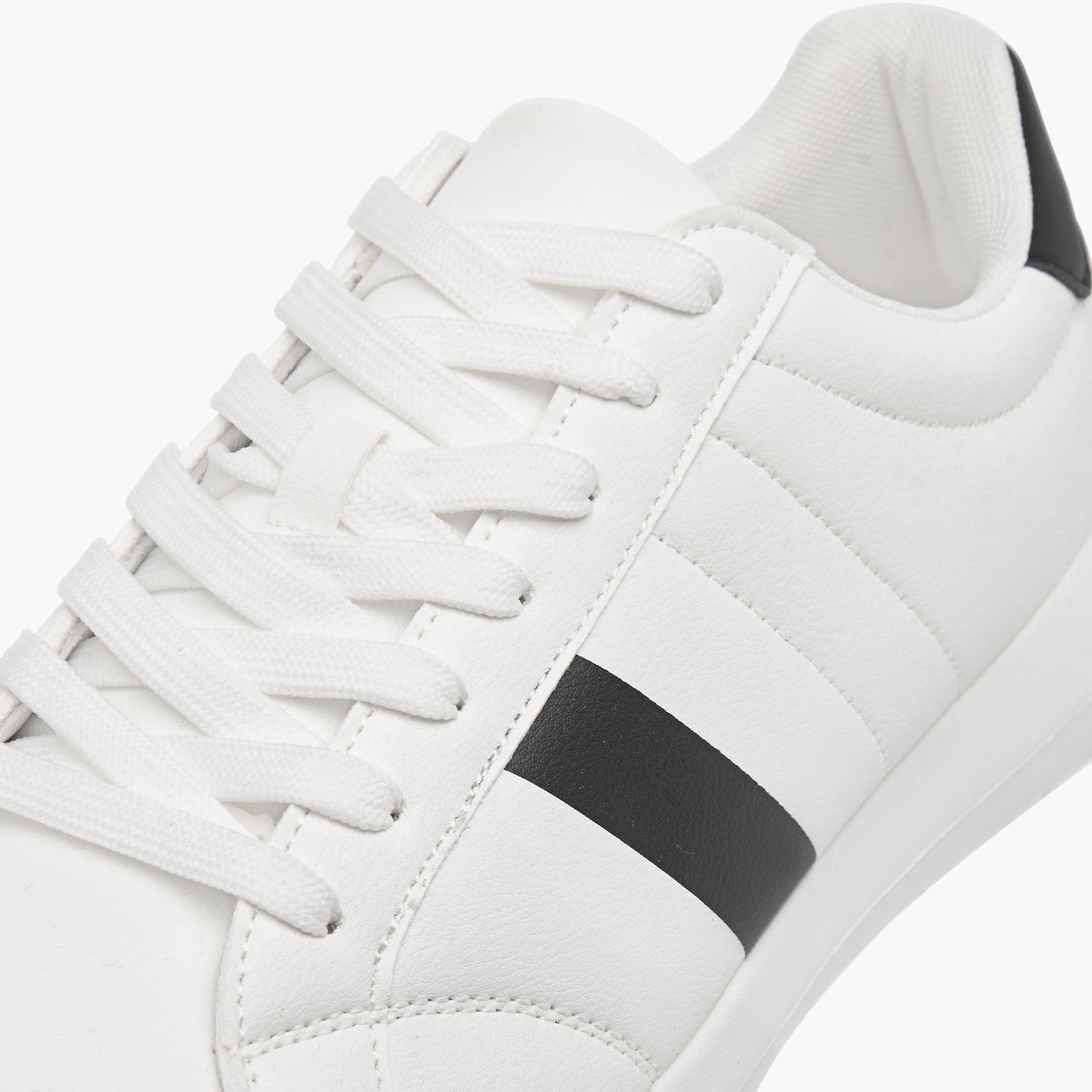 حذاء سنيكرز بتفاصيل خطوط ورباط إغلاق من إل بي إل من شو إكسبريس-men-shoes-sneakers-image-4