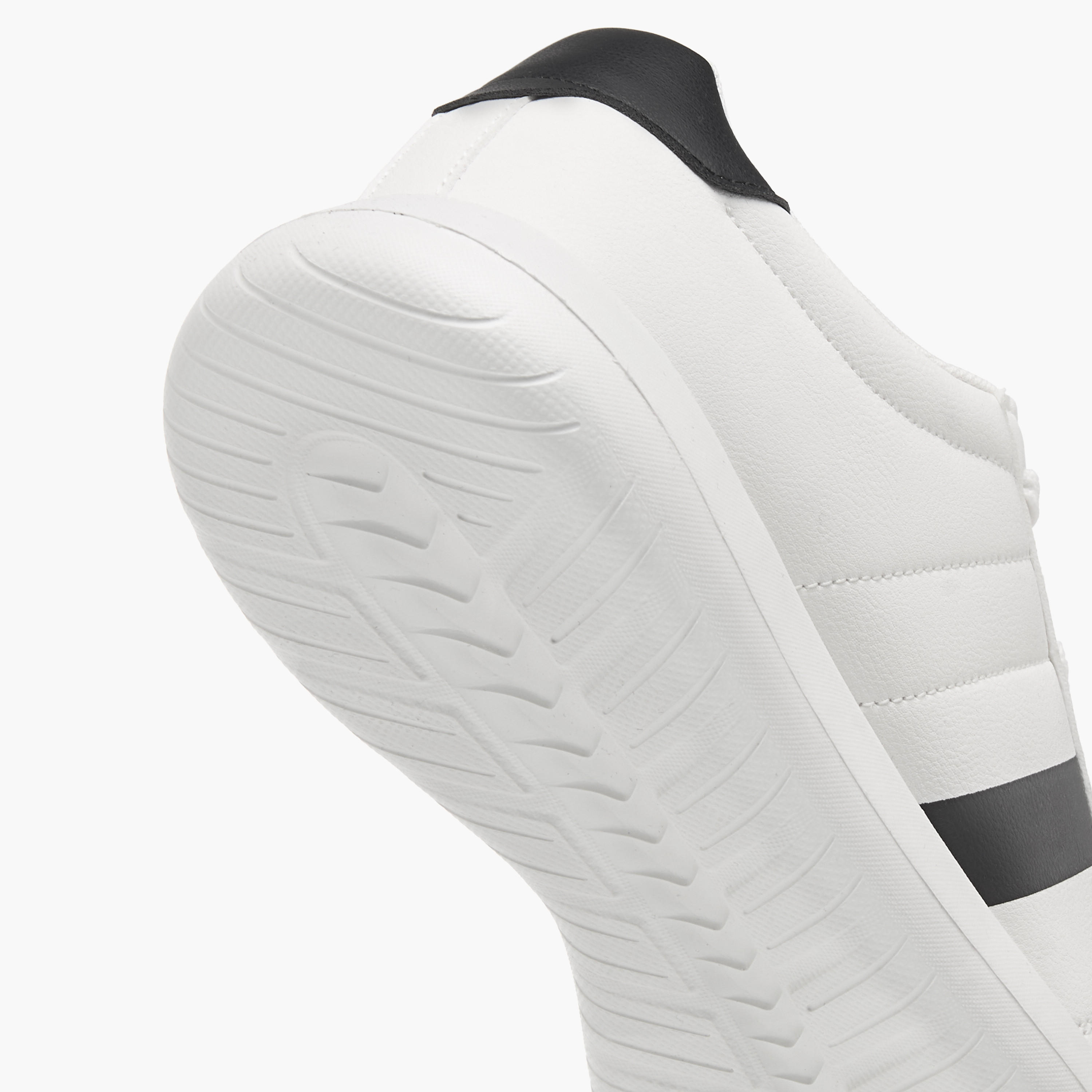 حذاء سنيكرز بتفاصيل خطوط ورباط إغلاق من إل بي إل من شو إكسبريس-men-shoes-sneakers-image-5