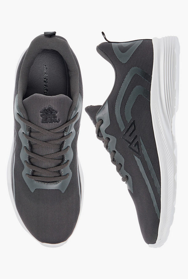 حذاء رياضي برباط إغلاق وطبعات شعار من أوكلان من شو إكسبرس-men-shoes-sneakers-image-1