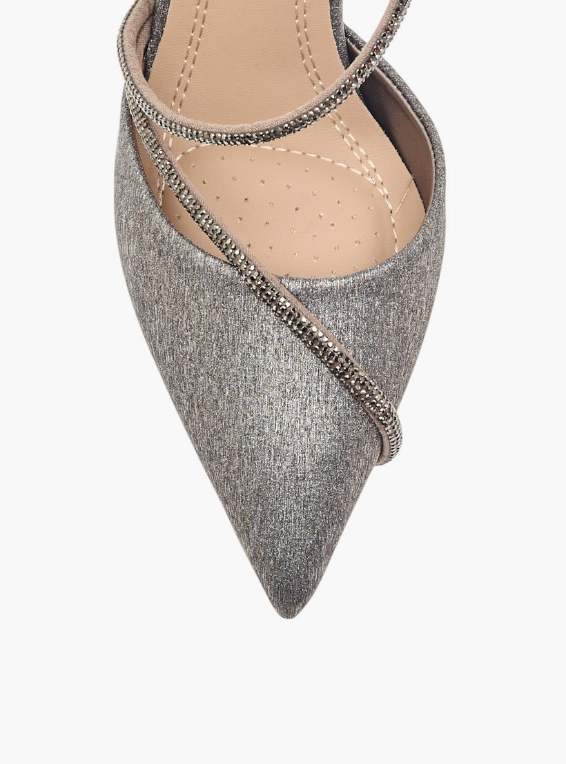 حذاء مزيّن بكعب ستيليتو ومقدمة مدببة وإبزيم إغلاق من فلورا بيلا-women-shoes-heels-image-4