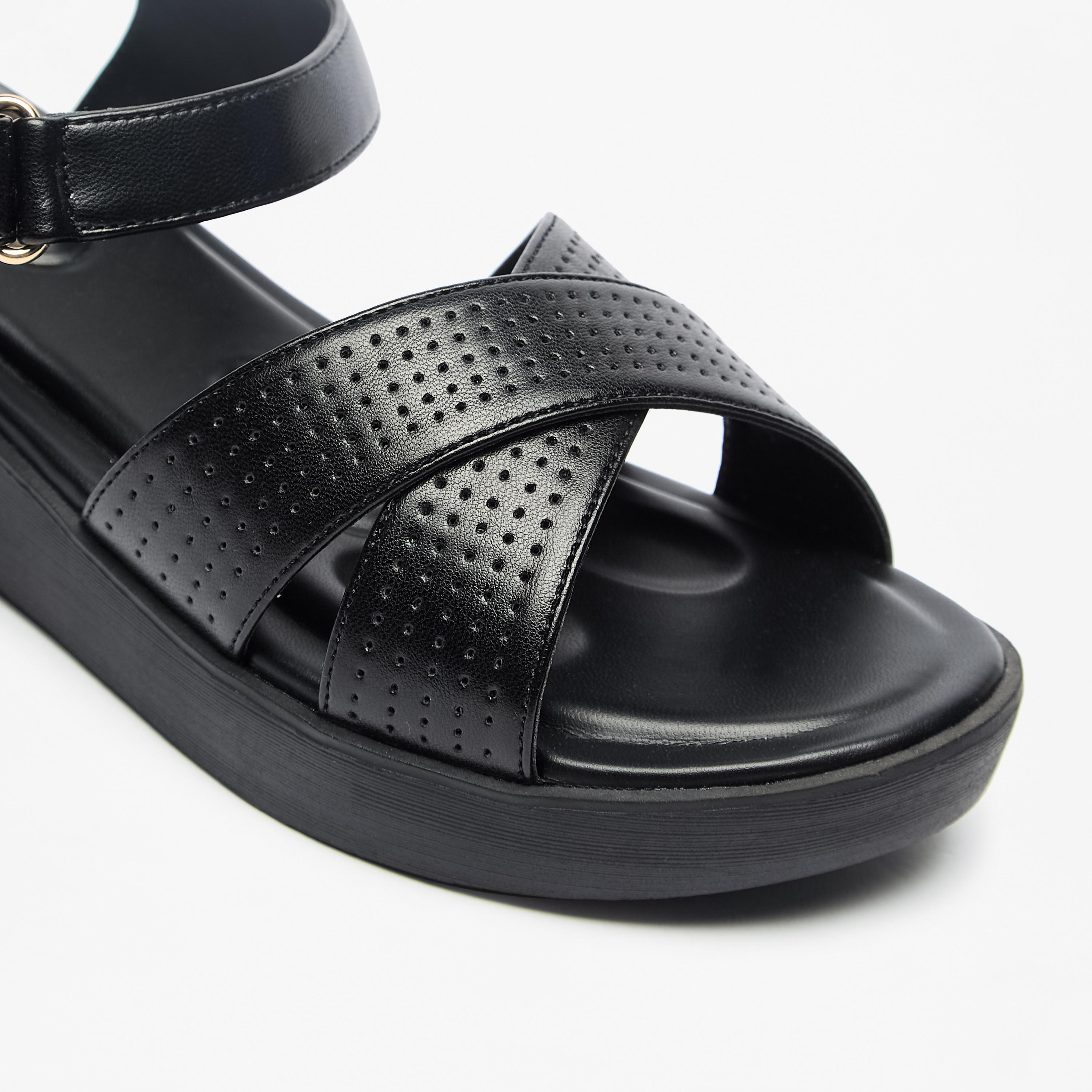 صندل بأحزمة متقاطعة وشريط إغلاق من لو كونفورت-women-shoes-flats-sandals-image-5