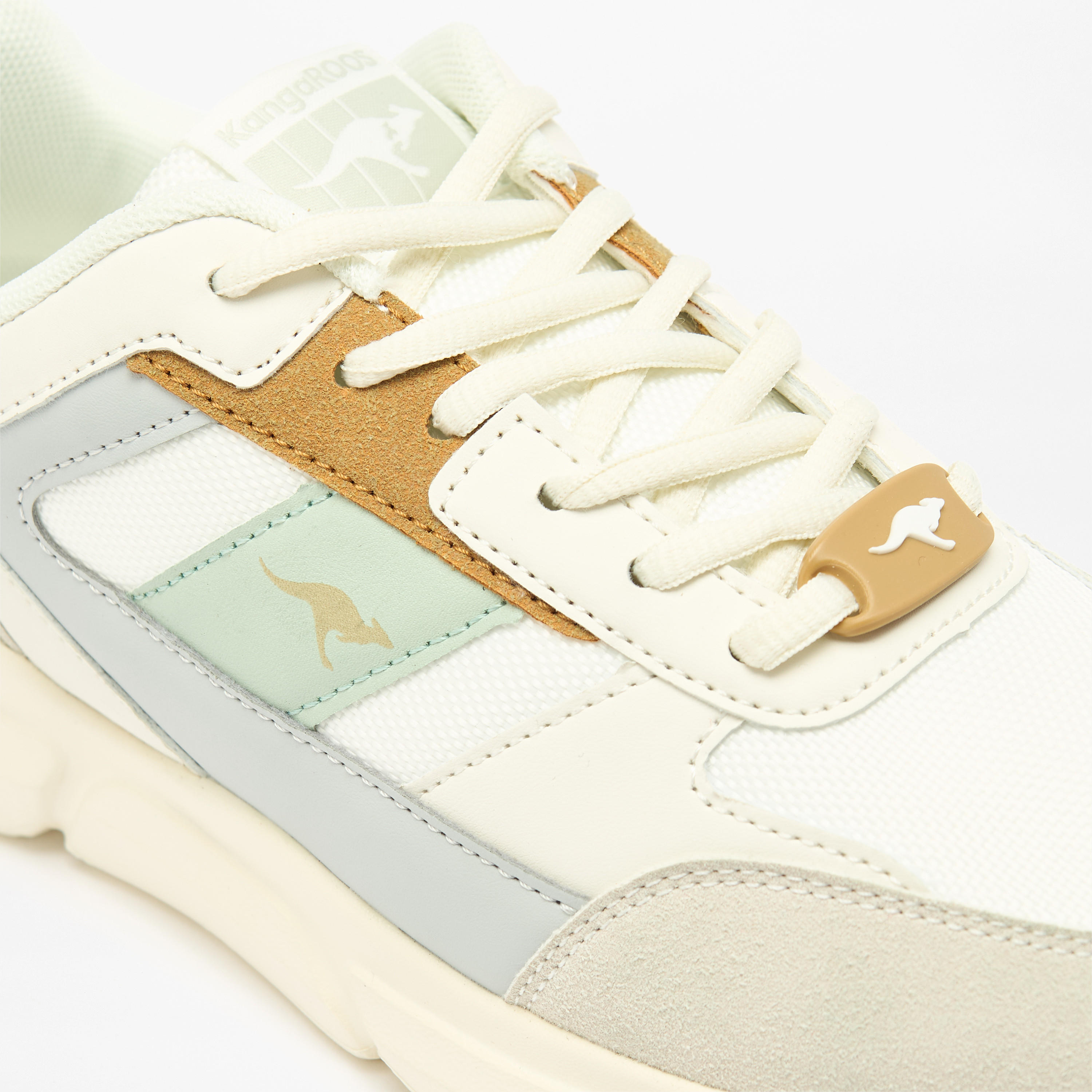 حذاء رياضي بتصميم ألواح ورباط إغلاق للنساء من كانجاروز-women-shoes-sneakers-image-10