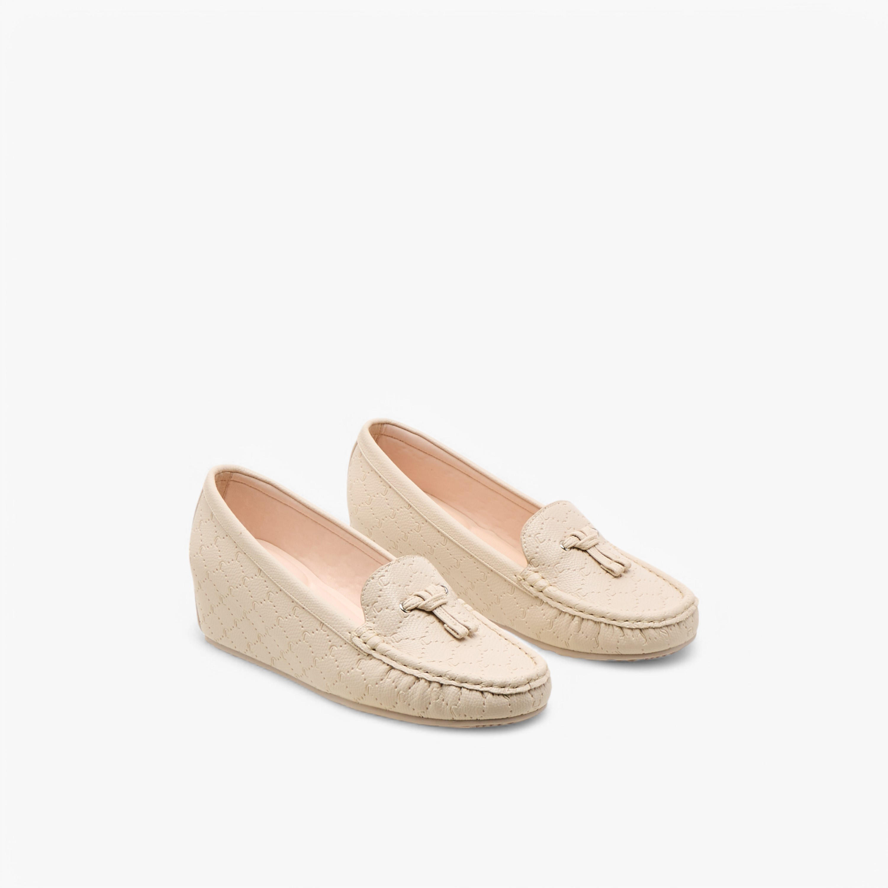 حذاء موكاسين مريح بكعب ويدج ونقوش مونوجرام من لو كونفورت-women-shoes-loafersandmoccasins-image-1