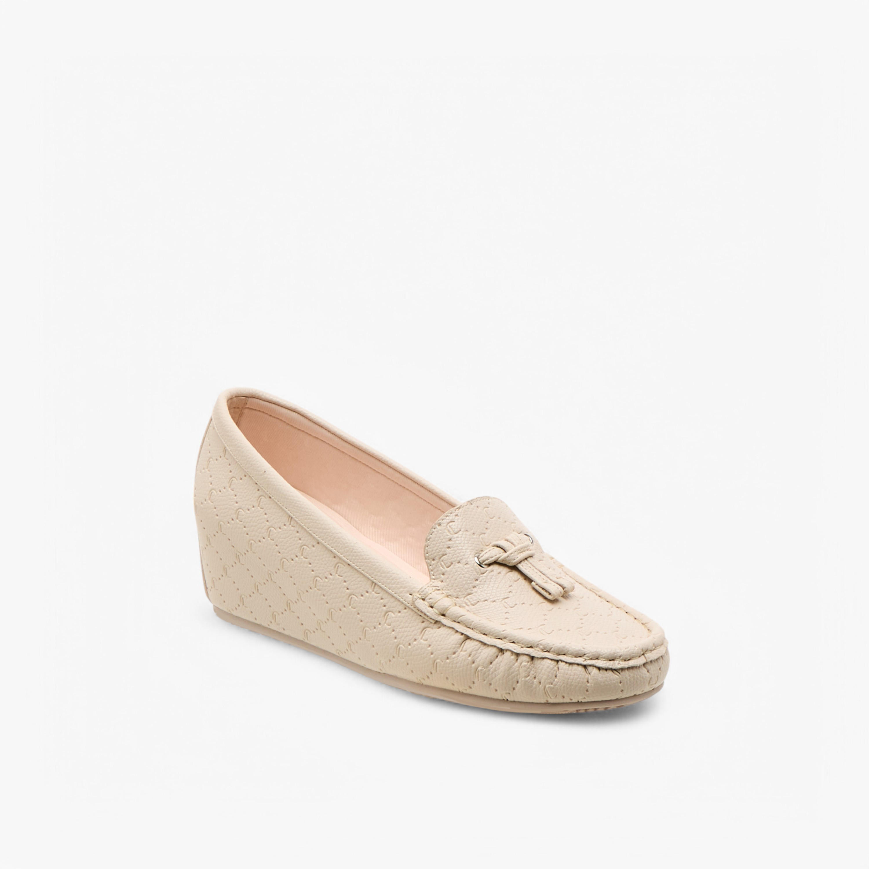 حذاء موكاسين مريح بكعب ويدج ونقوش مونوجرام من لو كونفورت-women-shoes-loafersandmoccasins-image-2