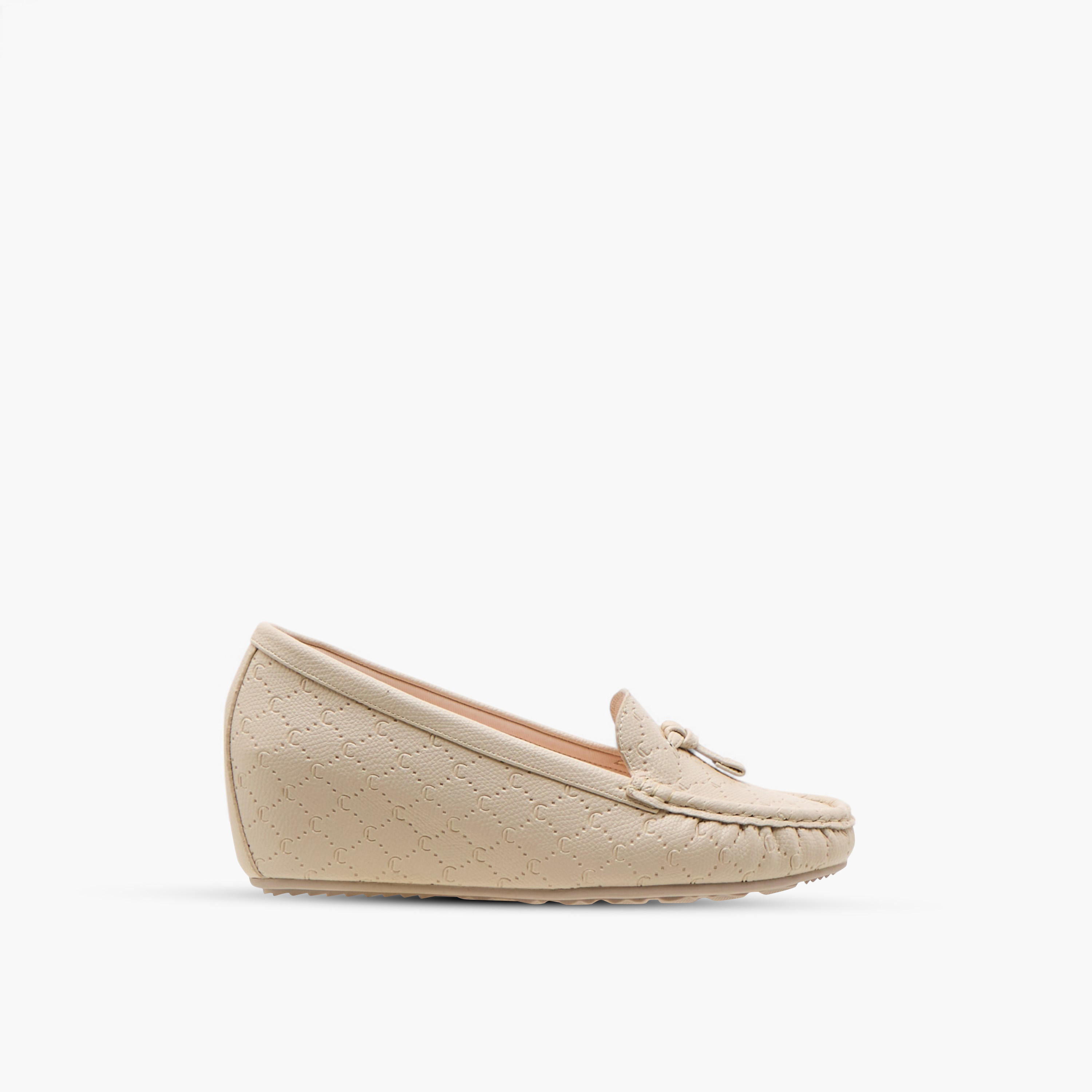 حذاء موكاسين مريح بكعب ويدج ونقوش مونوجرام من لو كونفورت-women-shoes-loafersandmoccasins-image-3