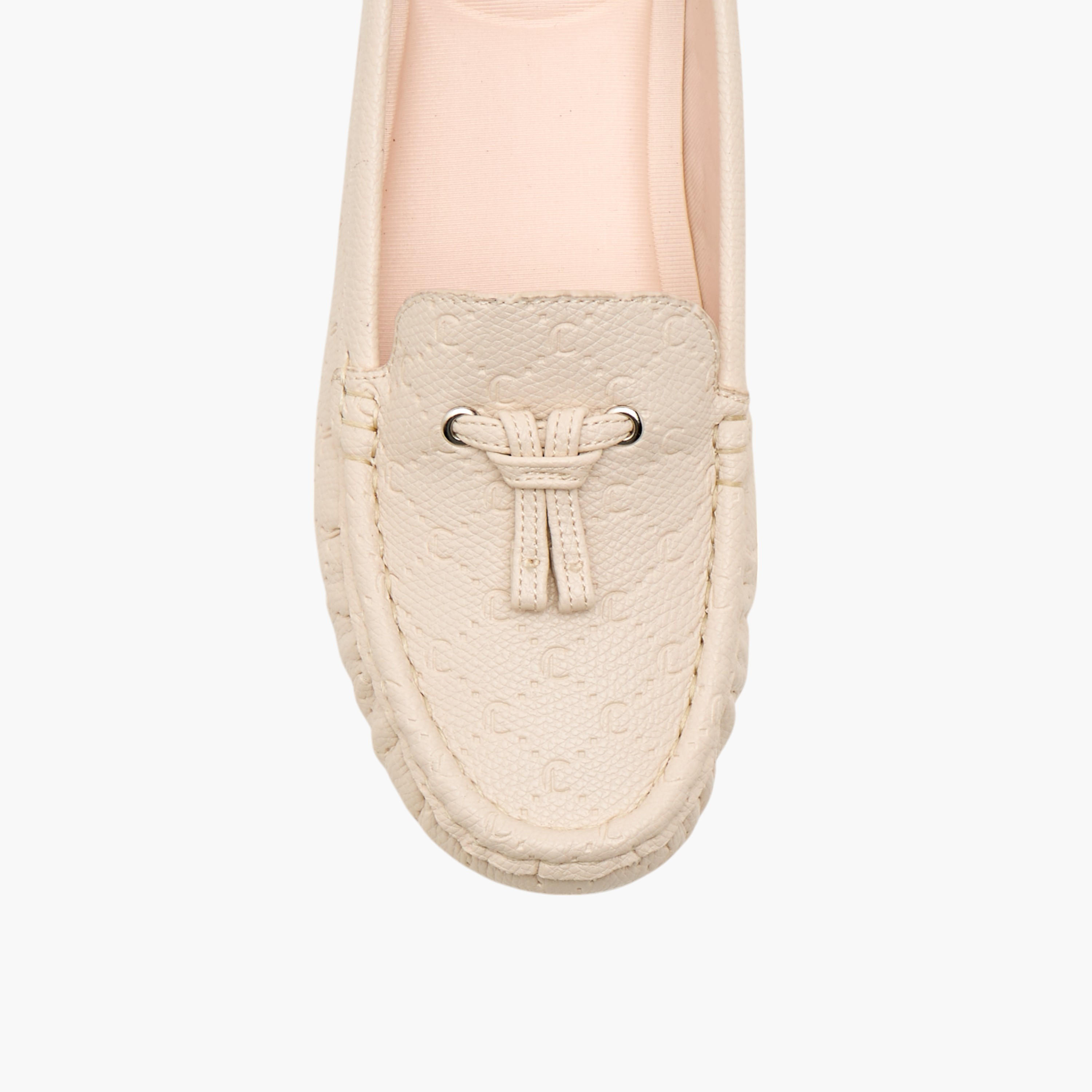 حذاء موكاسين مريح بكعب ويدج ونقوش مونوجرام من لو كونفورت-women-shoes-loafersandmoccasins-image-4