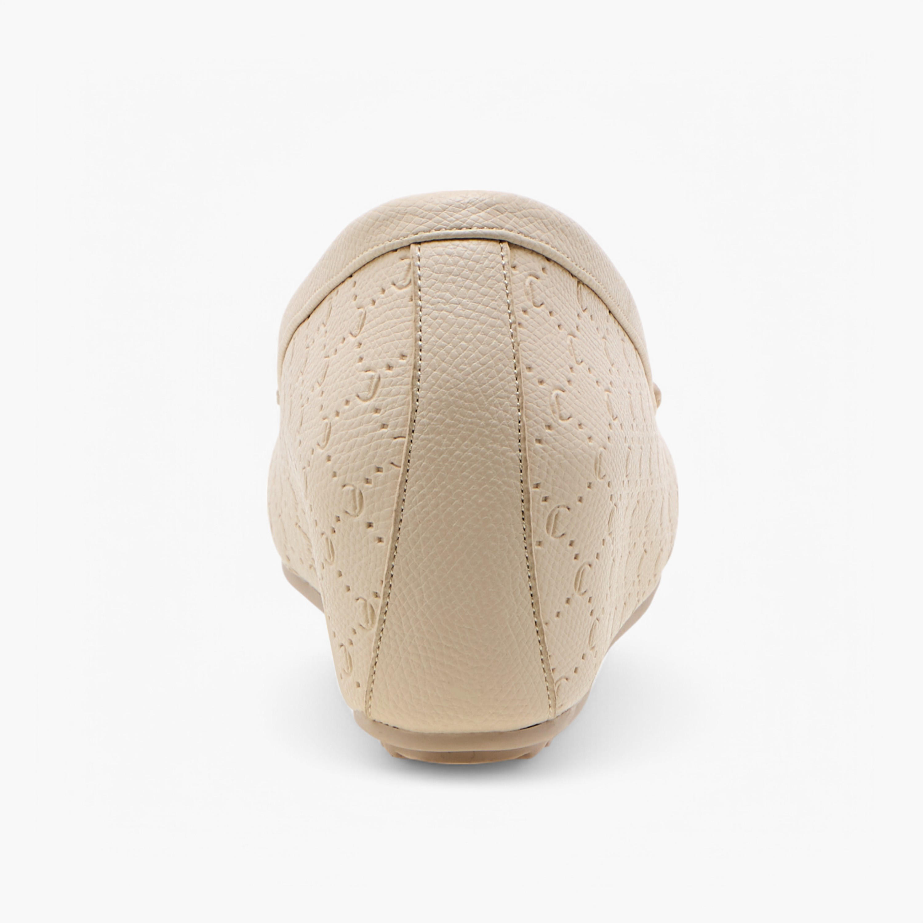 حذاء موكاسين مريح بكعب ويدج ونقوش مونوجرام من لو كونفورت-women-shoes-loafersandmoccasins-image-5