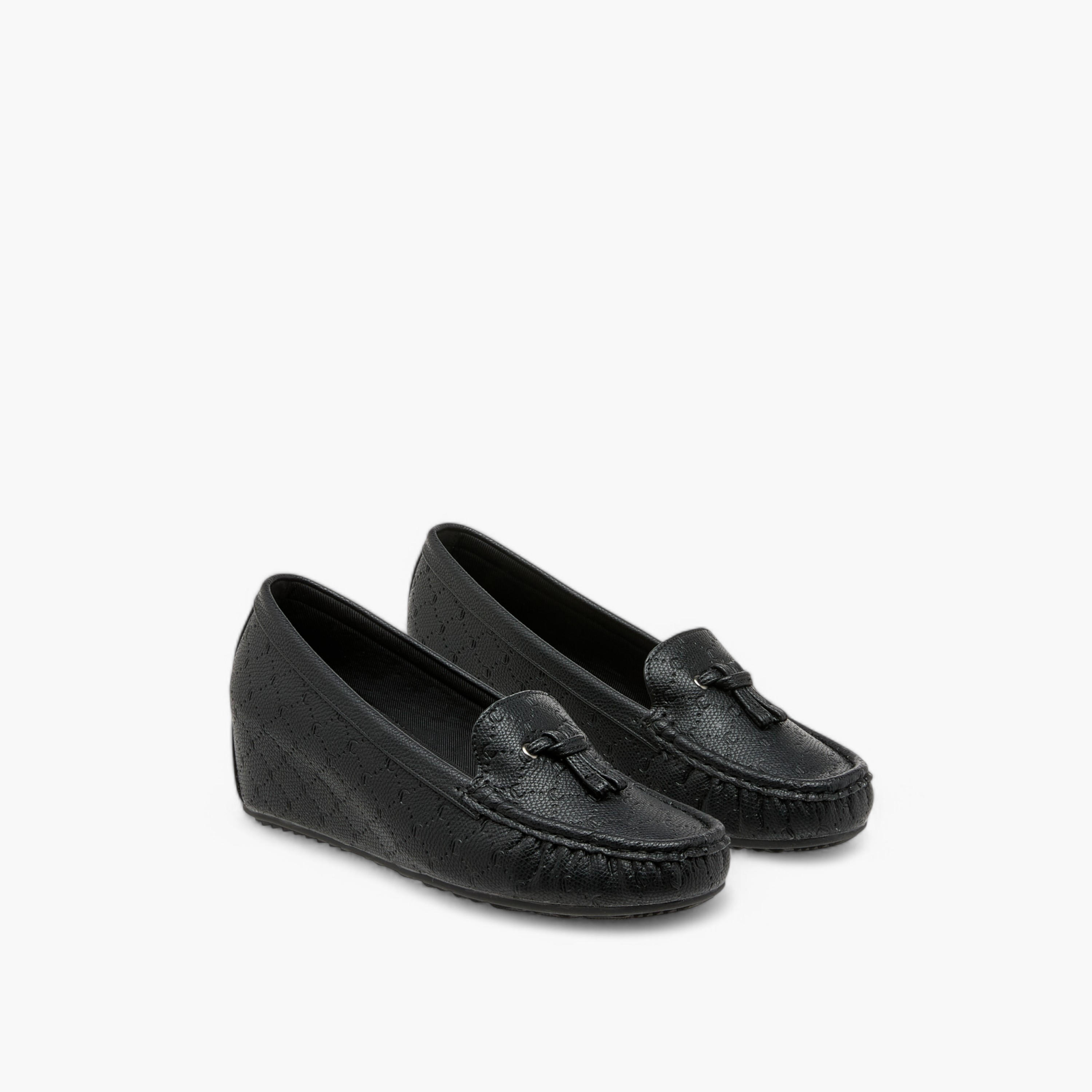 حذاء موكاسين مريح بكعب ويدج ونقوش مونوجرام من لو كونفورت-women-shoes-loafersandmoccasins-image-1
