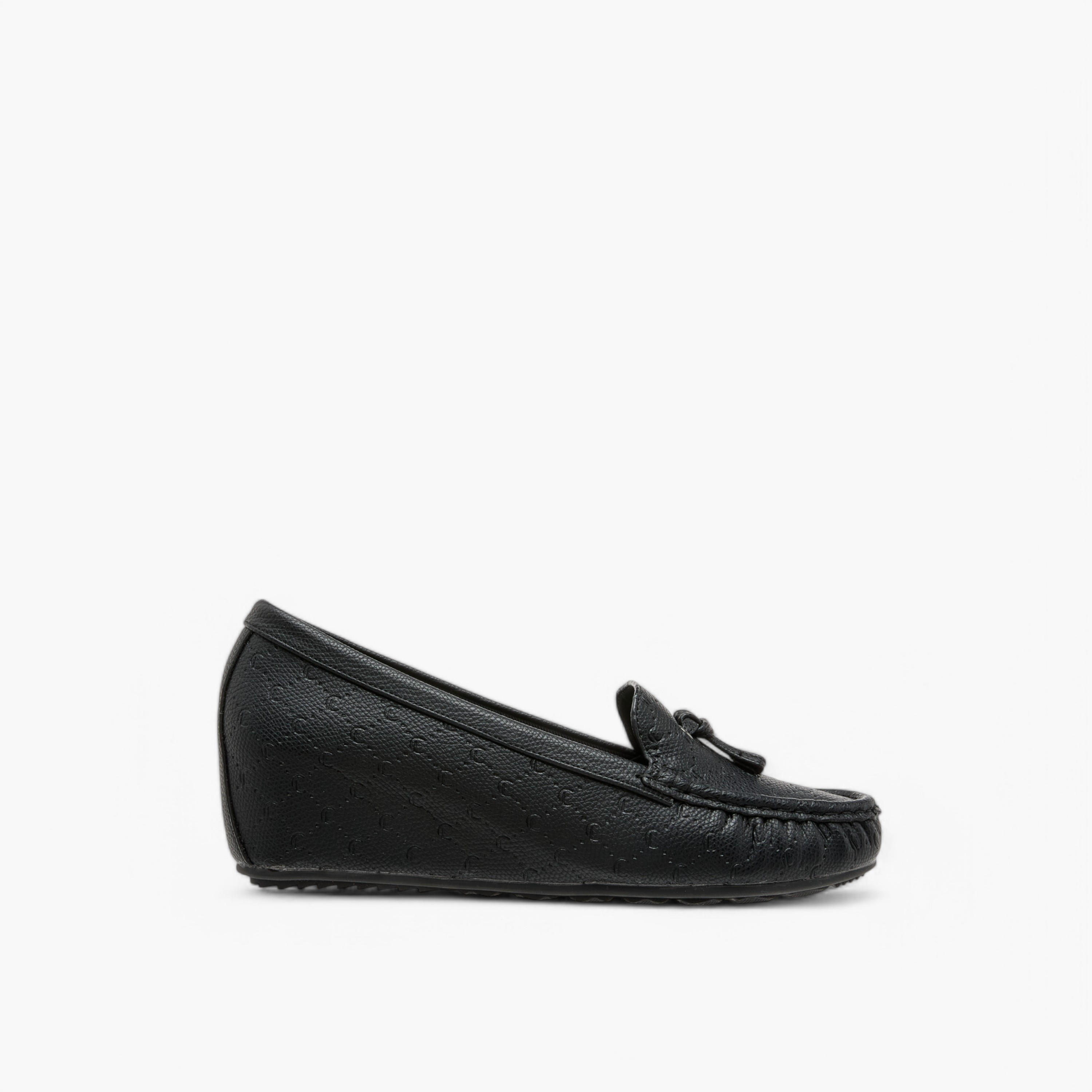 حذاء موكاسين مريح بكعب ويدج ونقوش مونوجرام من لو كونفورت-women-shoes-loafersandmoccasins-image-3