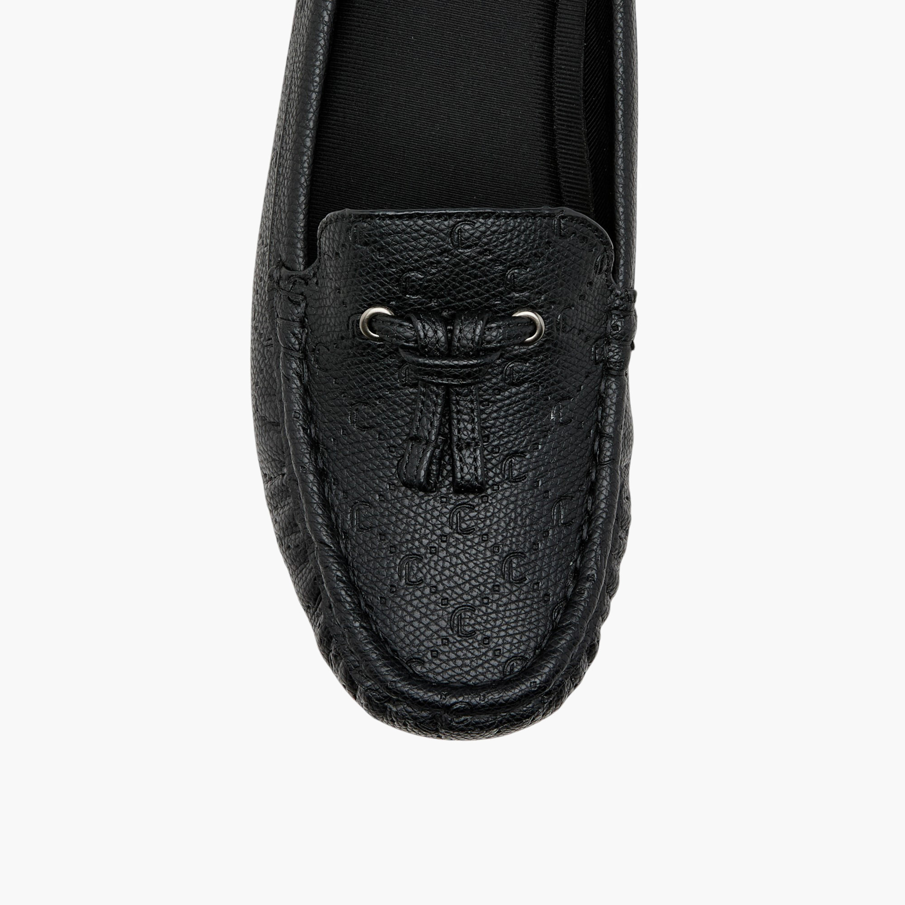 حذاء موكاسين مريح بكعب ويدج ونقوش مونوجرام من لو كونفورت-women-shoes-loafersandmoccasins-image-4