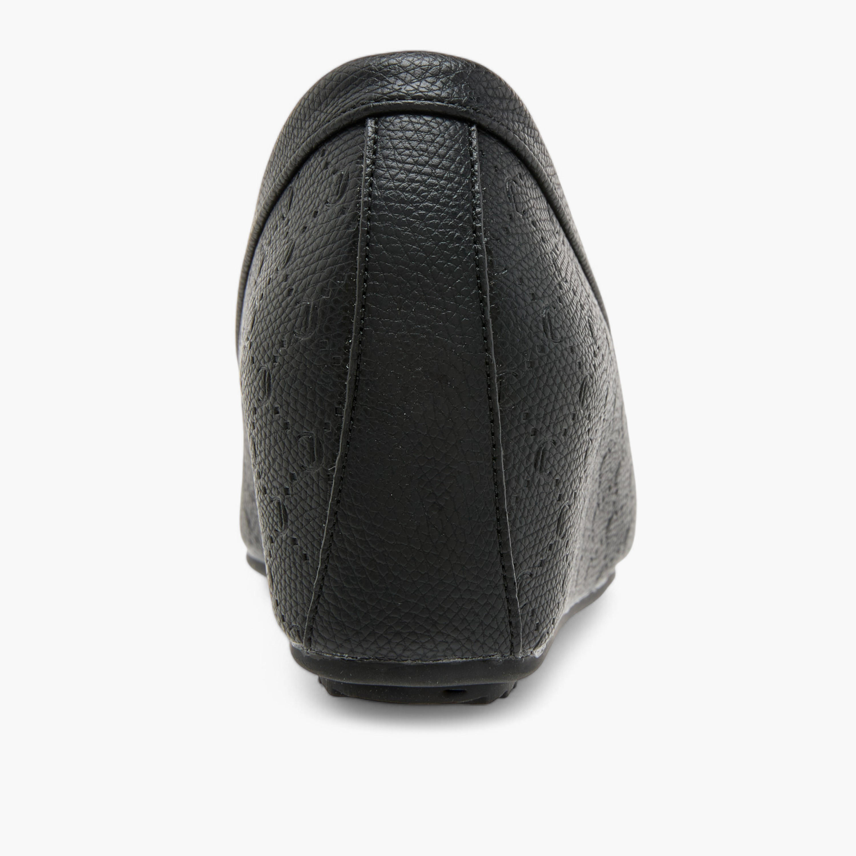 حذاء موكاسين مريح بكعب ويدج ونقوش مونوجرام من لو كونفورت-women-shoes-loafersandmoccasins-image-5