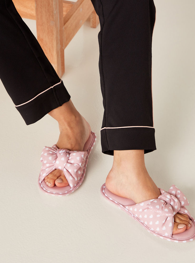 شبشب غرفة نوم بحزام متقاطع وتفاصيل مخملية وطبعات قلب-women-shoes-bedroomslippers-image-1