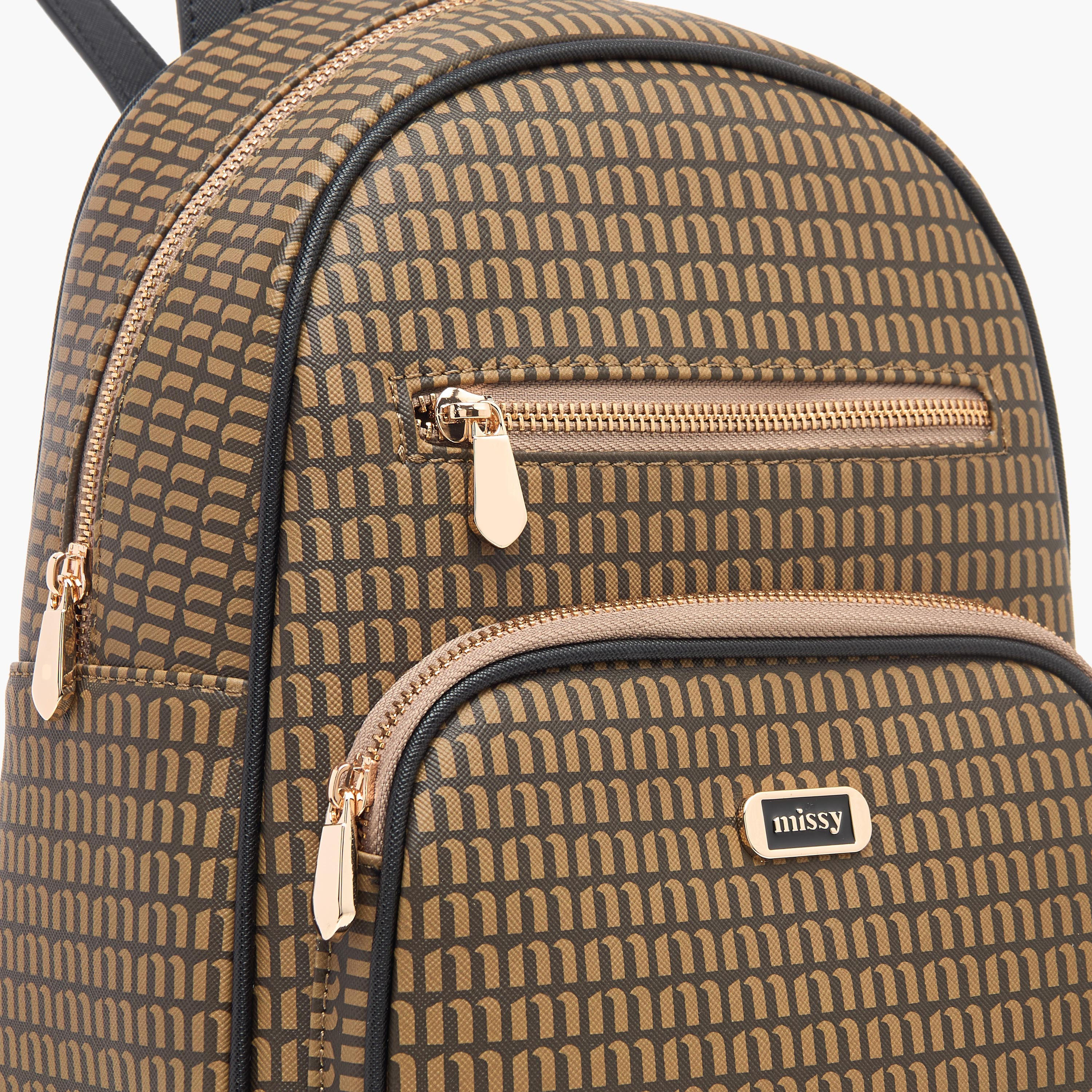 شنطة ظهر بحمالات قابلة للتعديل وسحّاب إغلاق وطبعات مونوجرام من ميسي-women-bagsandwallets-backpacks-image-3