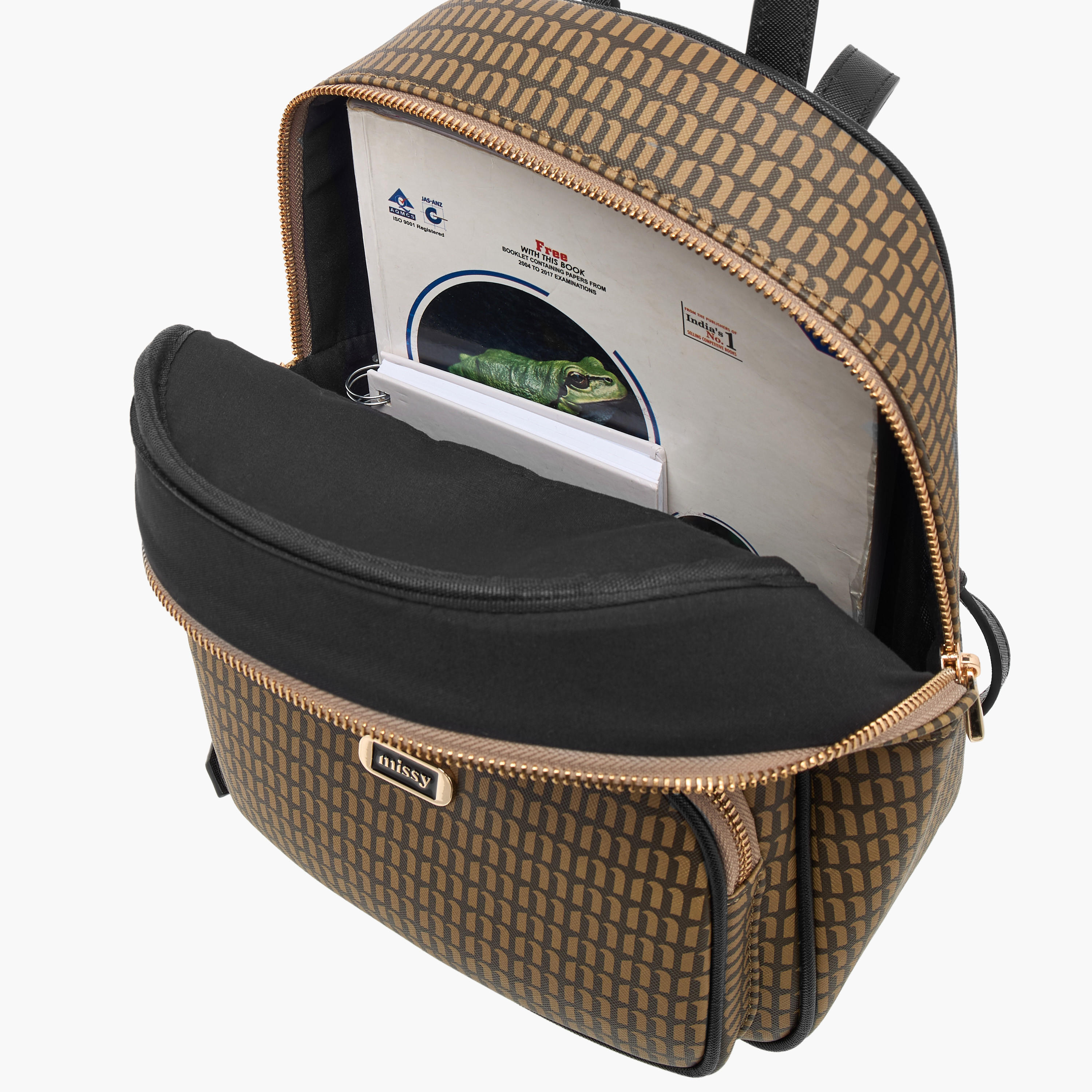 شنطة ظهر بحمالات قابلة للتعديل وسحّاب إغلاق وطبعات مونوجرام من ميسي-women-bagsandwallets-backpacks-image-6