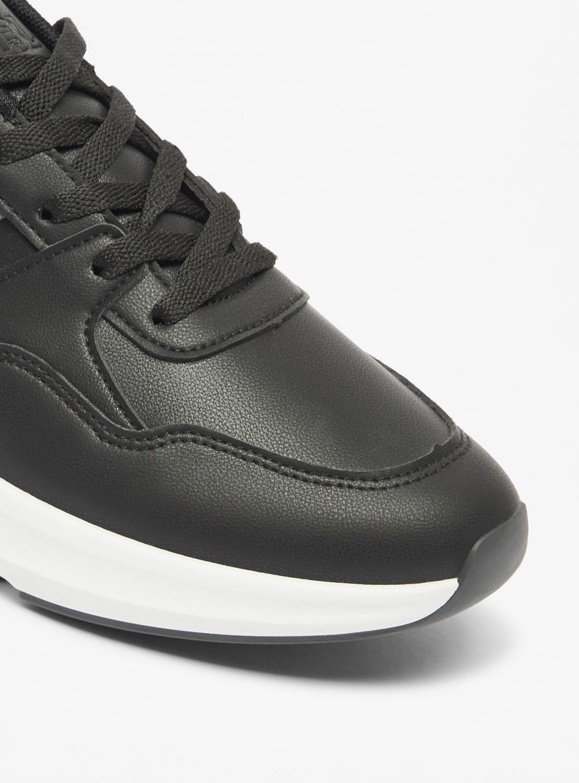 حذاء سنيكرز بقوالب ملونة ورباط إغلاق من إل بي إل من شو إكسبرس-men-shoes-sneakers-image-5
