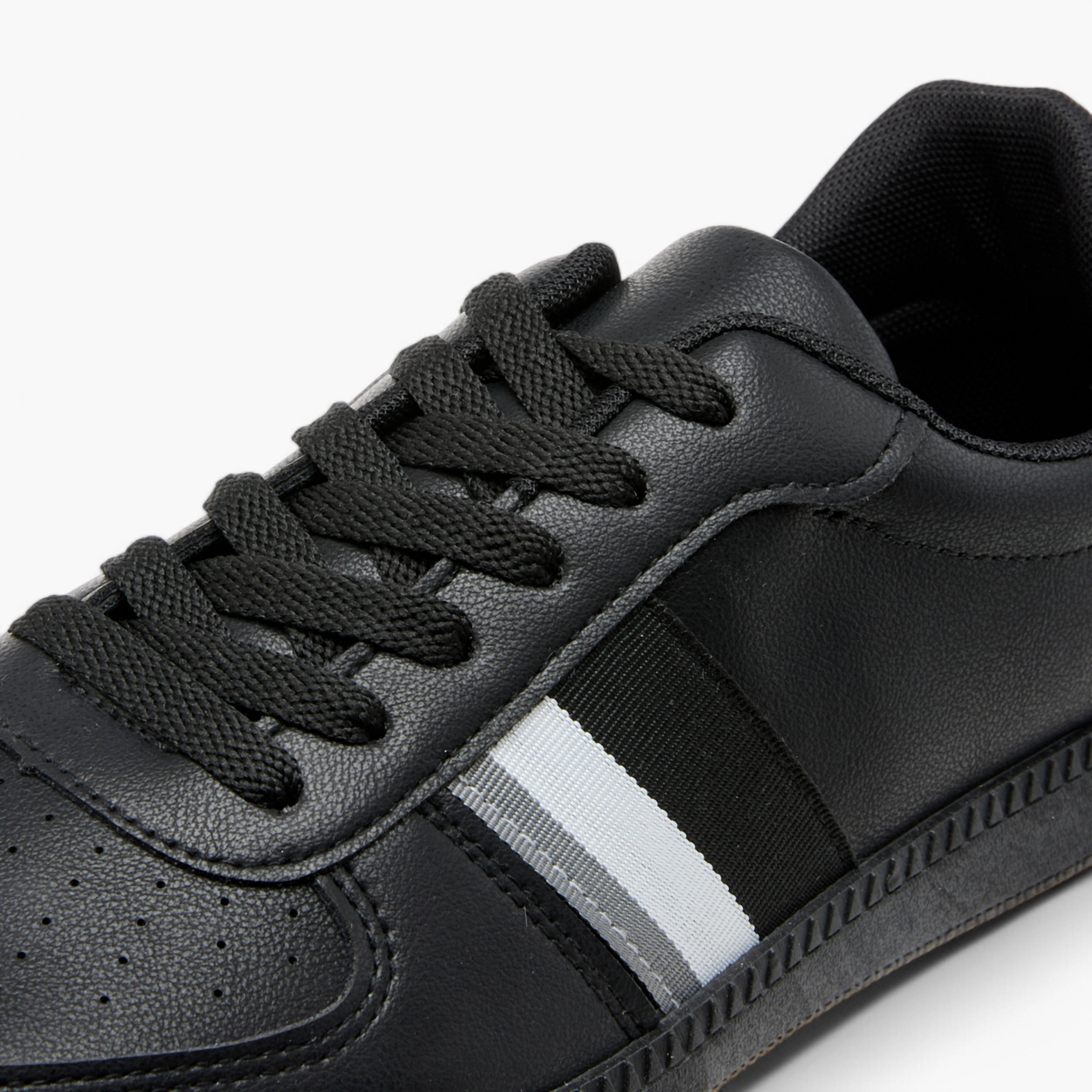 حذاء سنيكرز متعدد التصاميم برباط إغلاق من إل بي إل من شو إكسبريس-men-shoes-sneakers-image-4