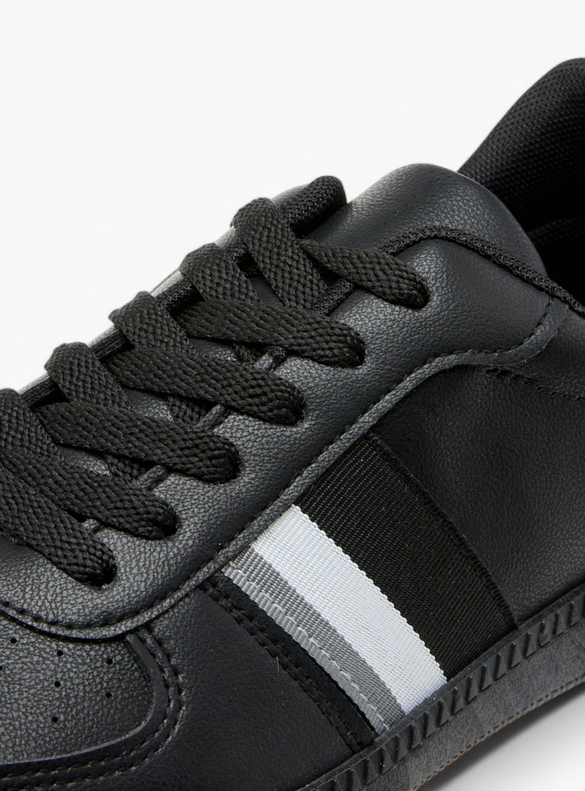 حذاء سنيكرز متعدد التصاميم برباط إغلاق من إل بي إل من شو إكسبريس-men-shoes-sneakers-image-4