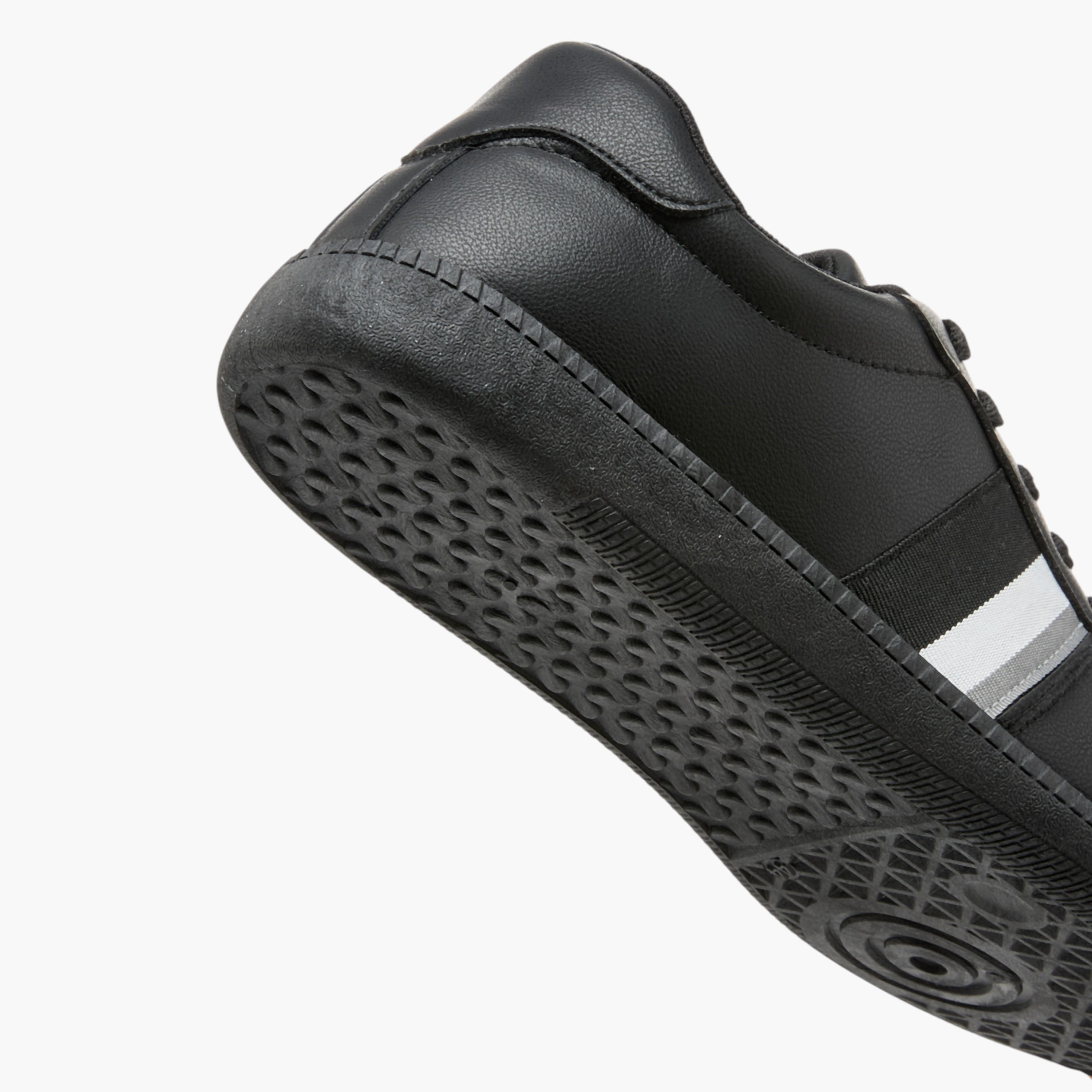 حذاء سنيكرز متعدد التصاميم برباط إغلاق من إل بي إل من شو إكسبريس-men-shoes-sneakers-image-5