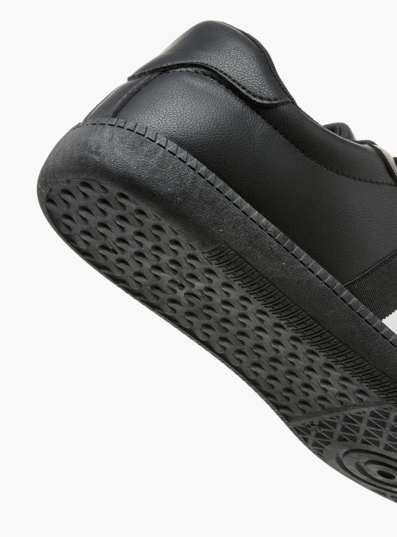 حذاء سنيكرز متعدد التصاميم برباط إغلاق من إل بي إل من شو إكسبريس-men-shoes-sneakers-image-5