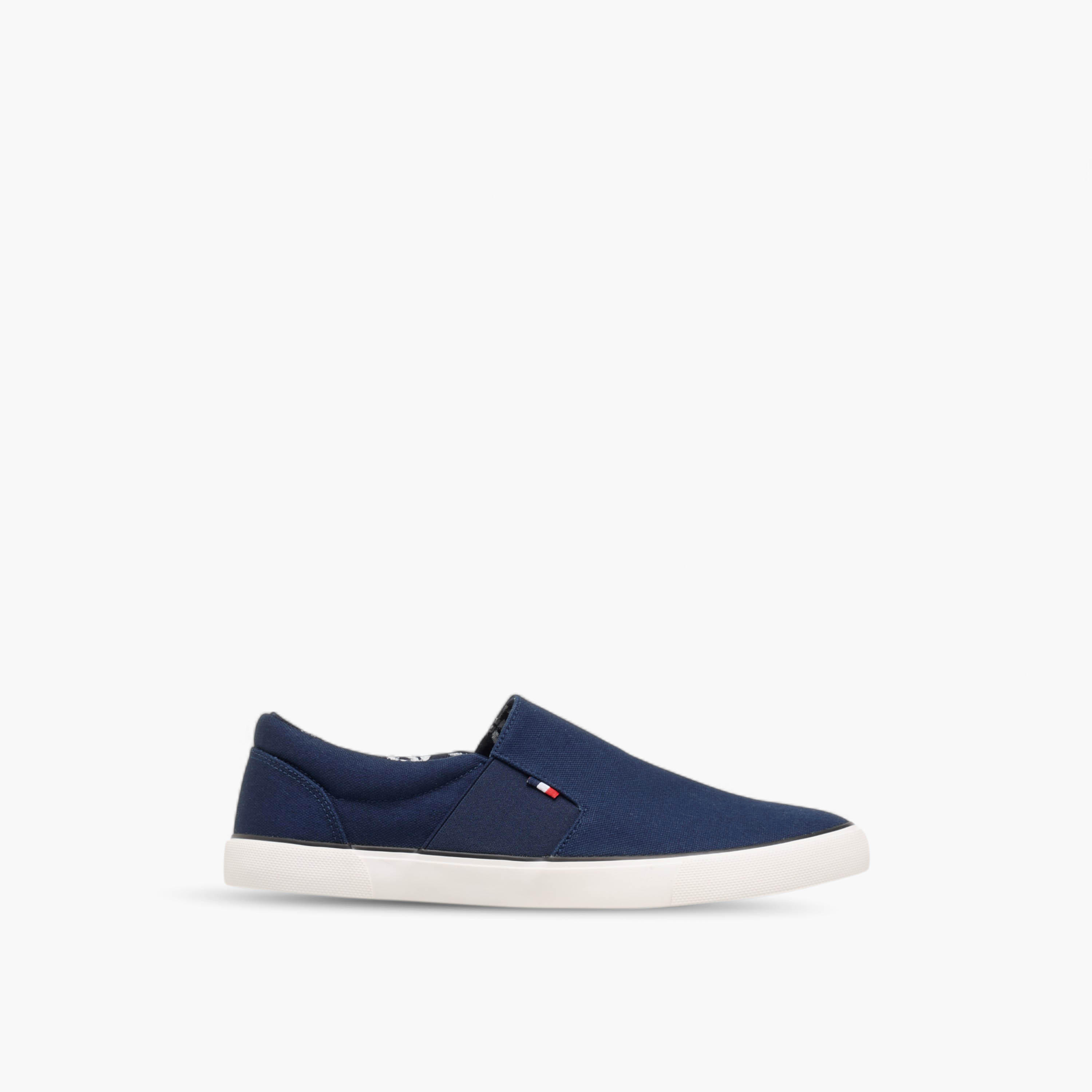 حذاء كانفاس سادة سهل الارتداء إل بي إل من شو إكسبريس-men-shoes-sneakers-image-3