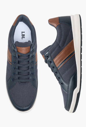 حذاء سنيكرز بِألواح ورباط إغلاق من إل بي إل من شو إكسبرس-men-shoes-sneakers-image-1