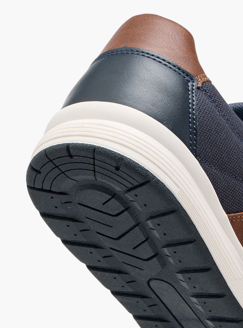 حذاء سنيكرز بِألواح ورباط إغلاق من إل بي إل من شو إكسبرس-men-shoes-sneakers-image-5