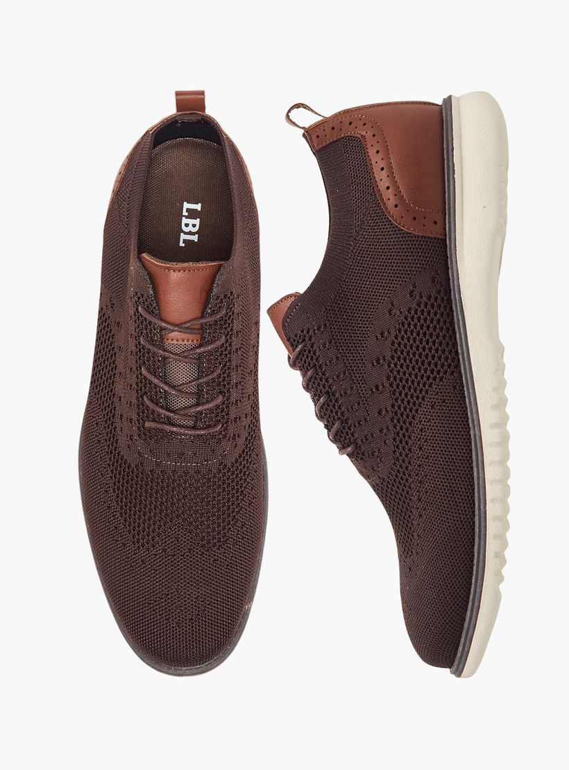حذاء سنيكرز بتفاصيل شبك وبرباط إغلاق إل بي إل من شو إكسبريس-men-shoes-sneakers-image-1