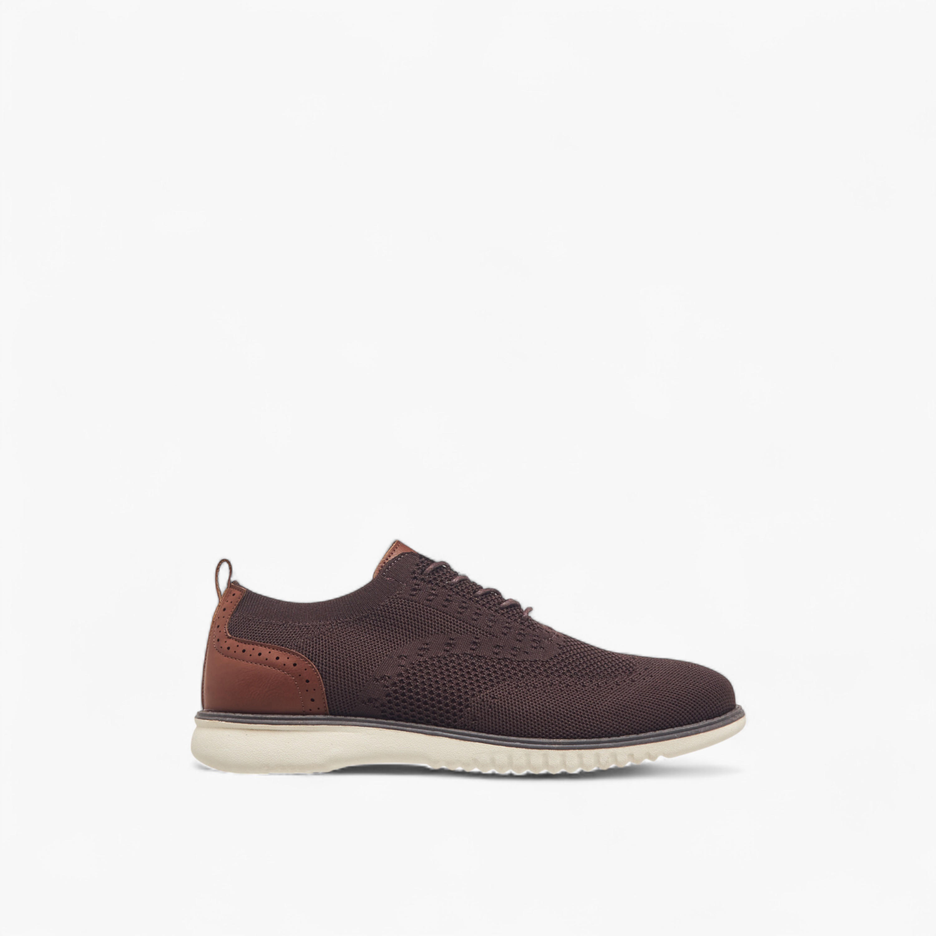 حذاء سنيكرز بتفاصيل شبك وبرباط إغلاق إل بي إل من شو إكسبريس-men-shoes-sneakers-image-3