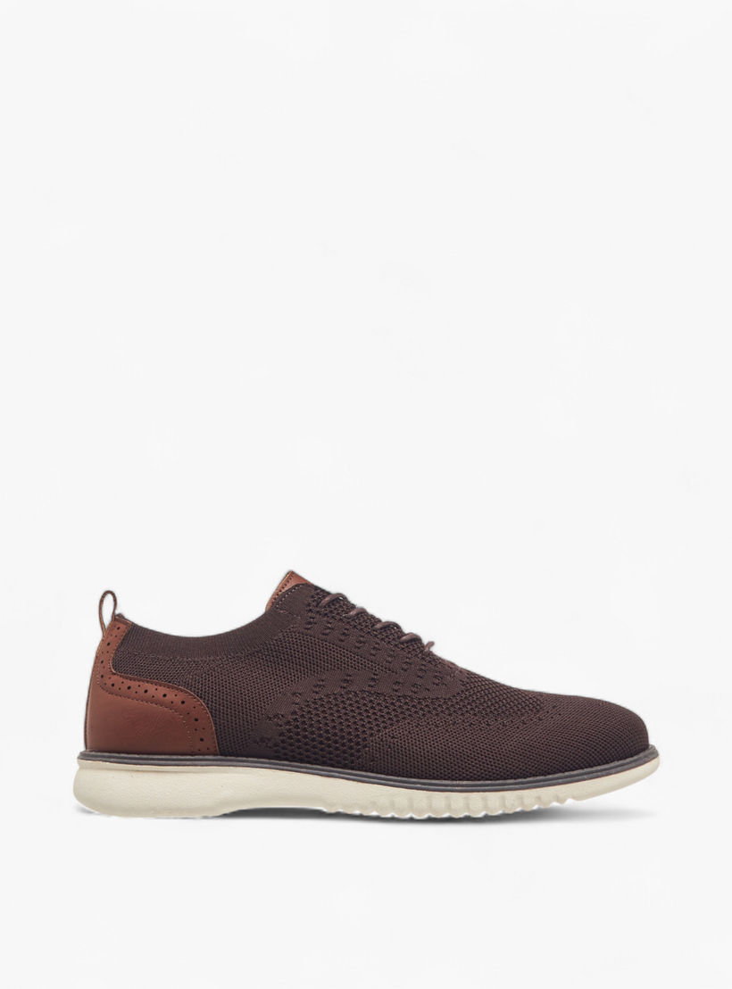 حذاء سنيكرز بتفاصيل شبك وبرباط إغلاق إل بي إل من شو إكسبريس-men-shoes-sneakers-image-3