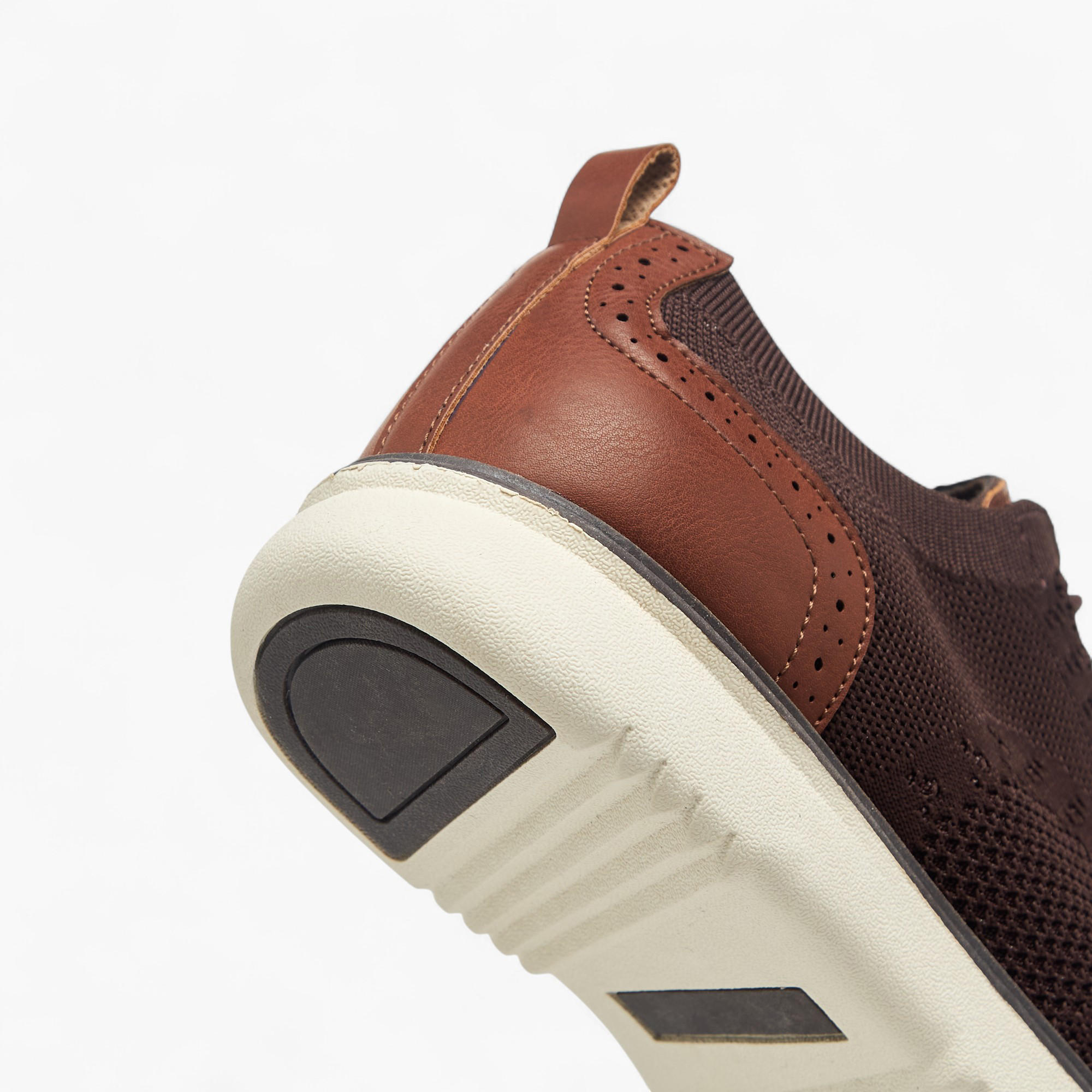 حذاء سنيكرز بتفاصيل شبك وبرباط إغلاق إل بي إل من شو إكسبريس-men-shoes-sneakers-image-4
