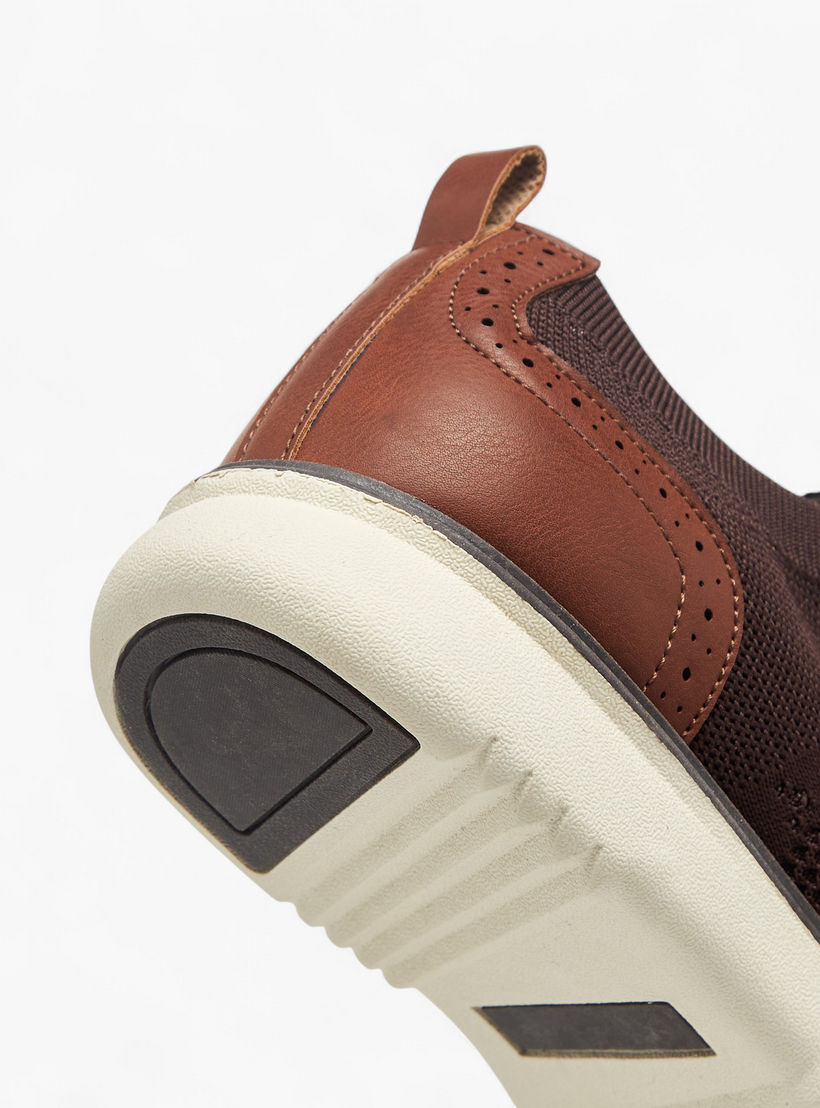 حذاء سنيكرز بتفاصيل شبك وبرباط إغلاق إل بي إل من شو إكسبريس-men-shoes-sneakers-image-4
