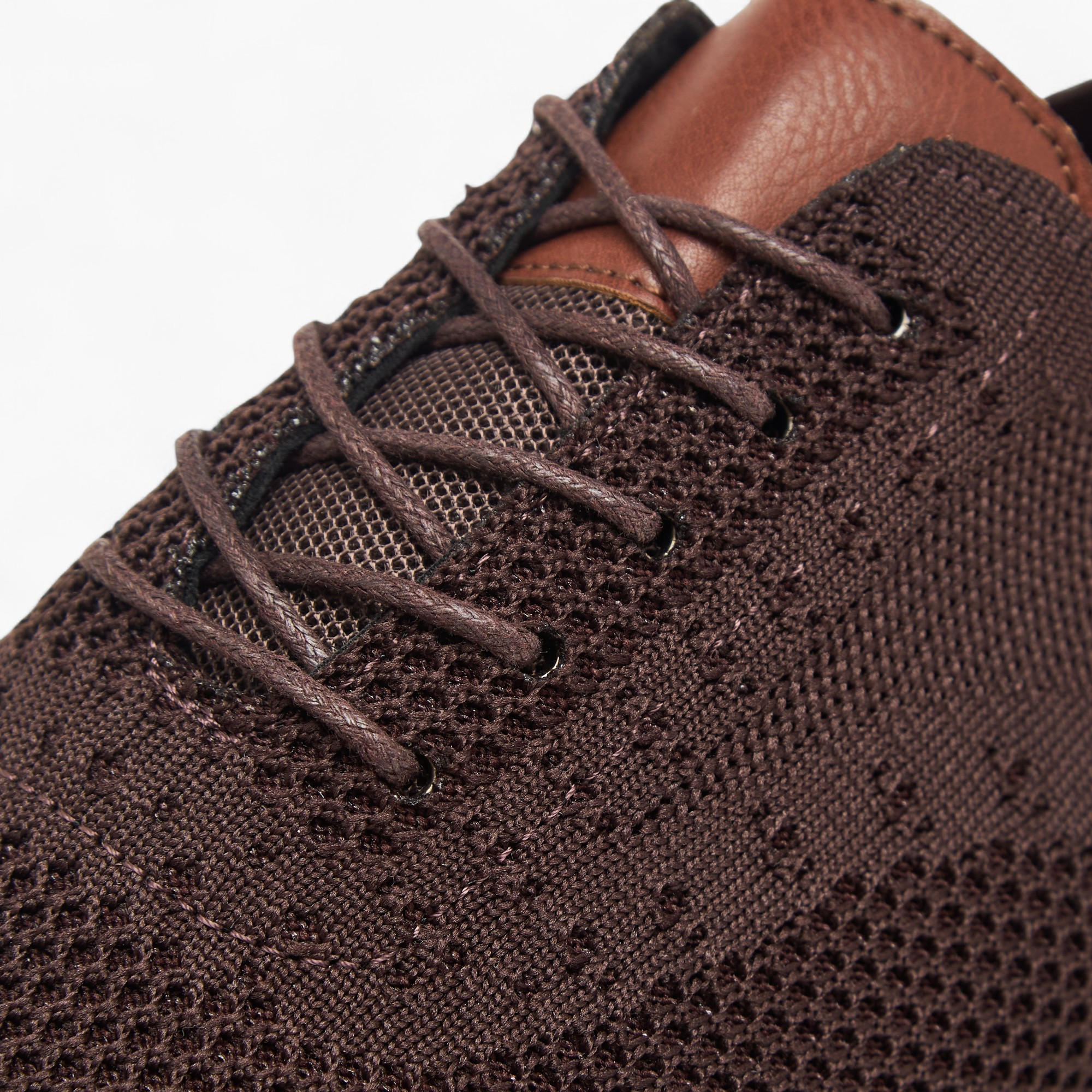 حذاء سنيكرز بتفاصيل شبك وبرباط إغلاق إل بي إل من شو إكسبريس-men-shoes-sneakers-image-5